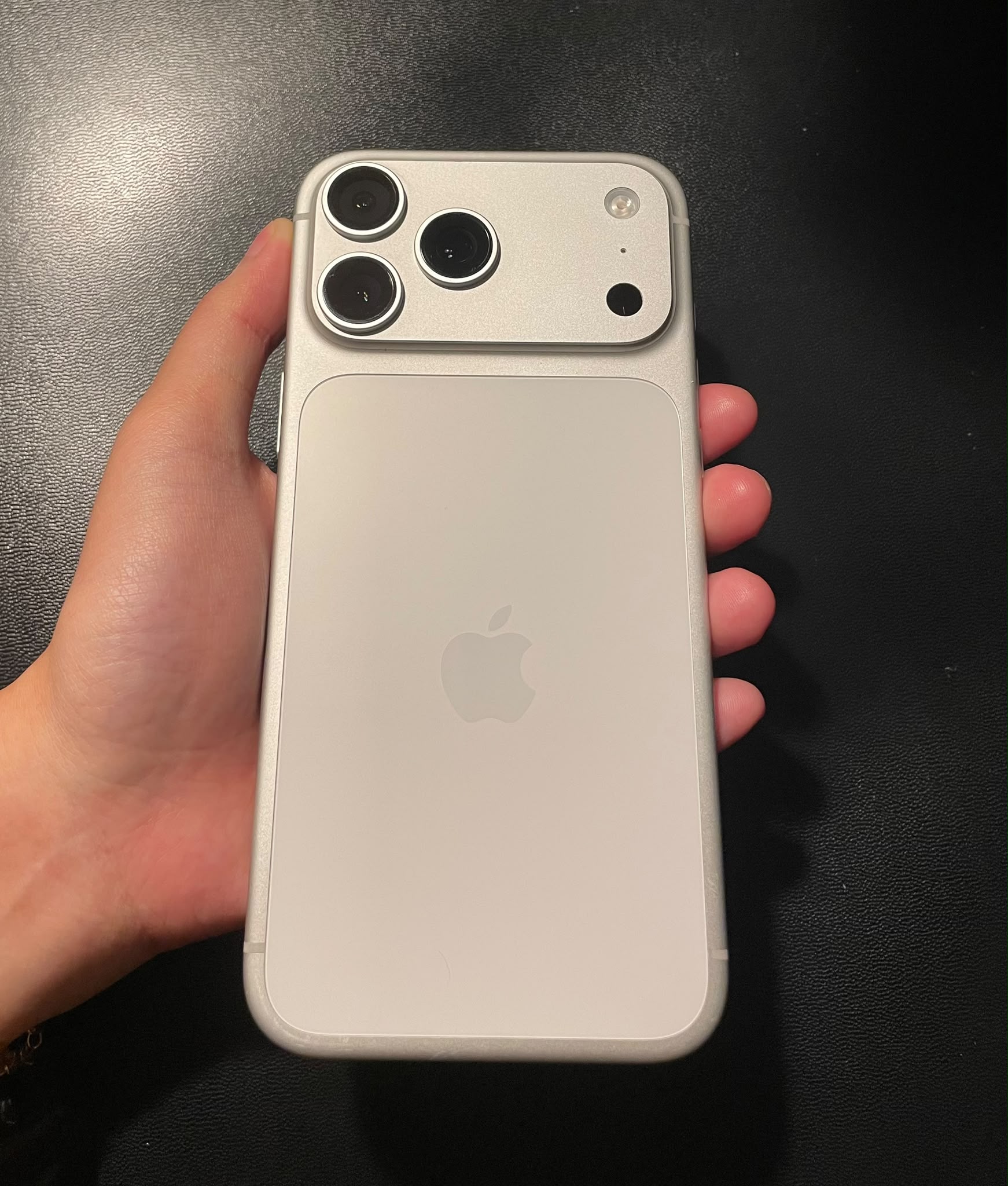 iPhone 17 Pro Max 256GB 銀色 美版有鎖機/卡貼機 改雙卡後 可用Sim+eSim 9.9成新 100%原裝 香港售後