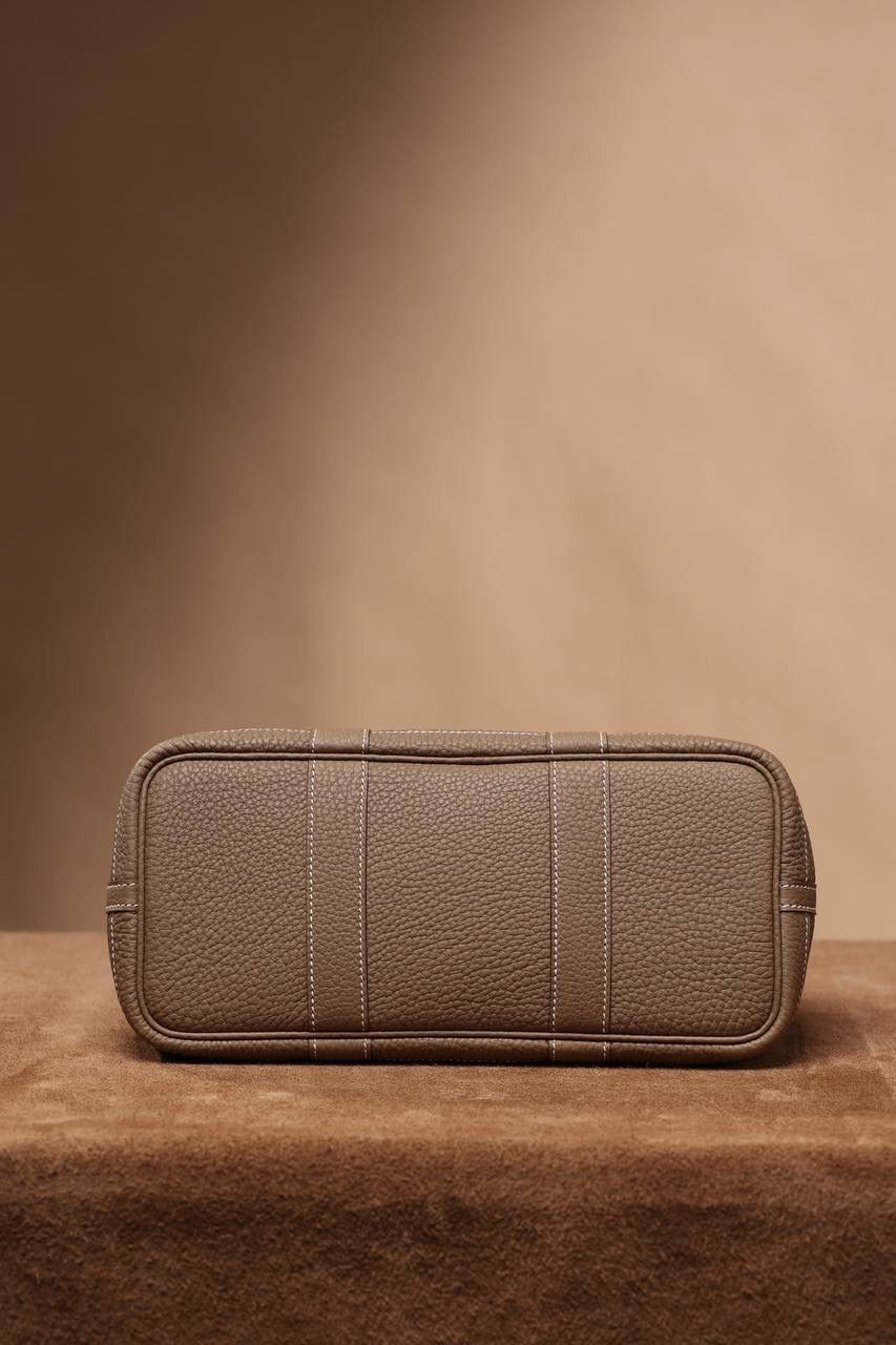 Hermes 爱马仕 Garden Party 30 大象灰花园包👜✨ 尺寸：30*20*13cm 花园包独家渠道货，独家欧洲原厂皮原厂五金组装ZP尾单货，独一无二的天花板渠道货 面料是采用法国原厂的Togo皮，纹路清晰，颗粒感饱满，手感细腻，扑鼻而来的香味，爱不释手 版型真的是决绝子 喜欢大包的就入手吧 😍🤟🏻