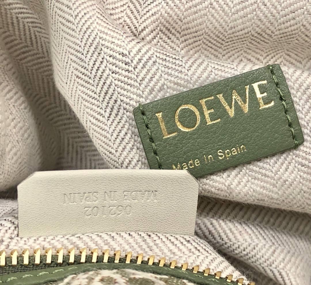 * 𝘊𝘶𝘣𝘪 𝘈𝘯𝘢𝘨𝘳𝘢𝘮 提花布手袋✌️ 小号尺寸:21-12-17cm（顶部宽处25cm） 编码:652104牛油果绿/提花布 包包面料挺括度适中，没有固定形状 ，背上出门慵懒氛围感十足😘，肩带可以调节，伸缩至腋下背，单肩，手拎皆可