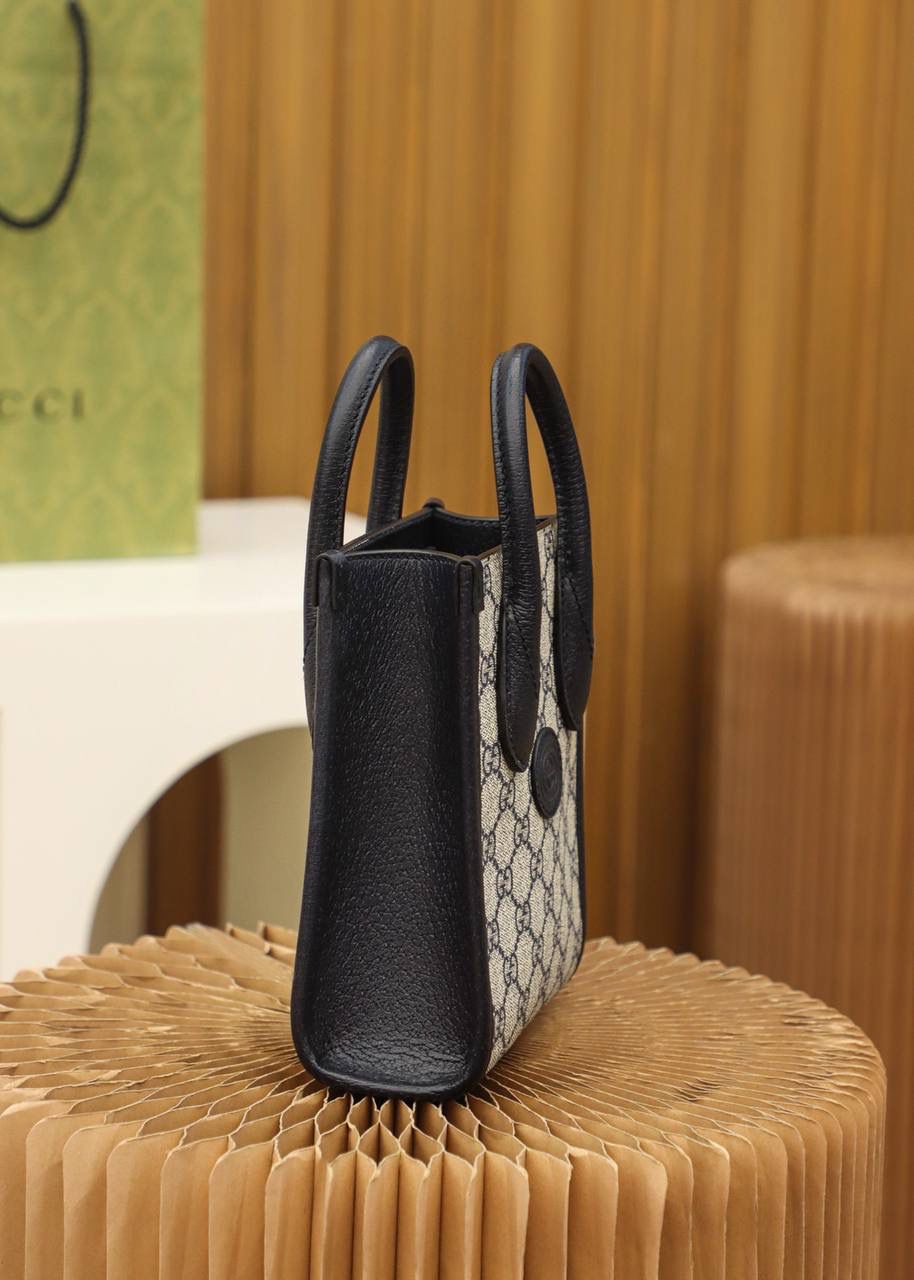 新配色 𝑇𝑜𝑡𝑒 𝑀𝑖𝑛𝑖系列 #671623# 原厂皮 🔷尺寸：16*20*7cm 这一季小𝑮家新配色，真的有点颜值天花板的节奏，保留原有的经典元素，搭配深蓝色的配色， 给人完全不同的视觉效果，颜值上升了几个档次的品味！ 深蓝色的配色，带给人一种更加神秘高级感的色彩， 却又不失经典原有的韵味，把复古时尚更加完美融合！ 这一季的配色似乎诉说，经典隽永传承品牌的永恒主题， 𝐌𝐢𝐧𝐢托特系列的造型，已经成为人手必备的王炸单品了！