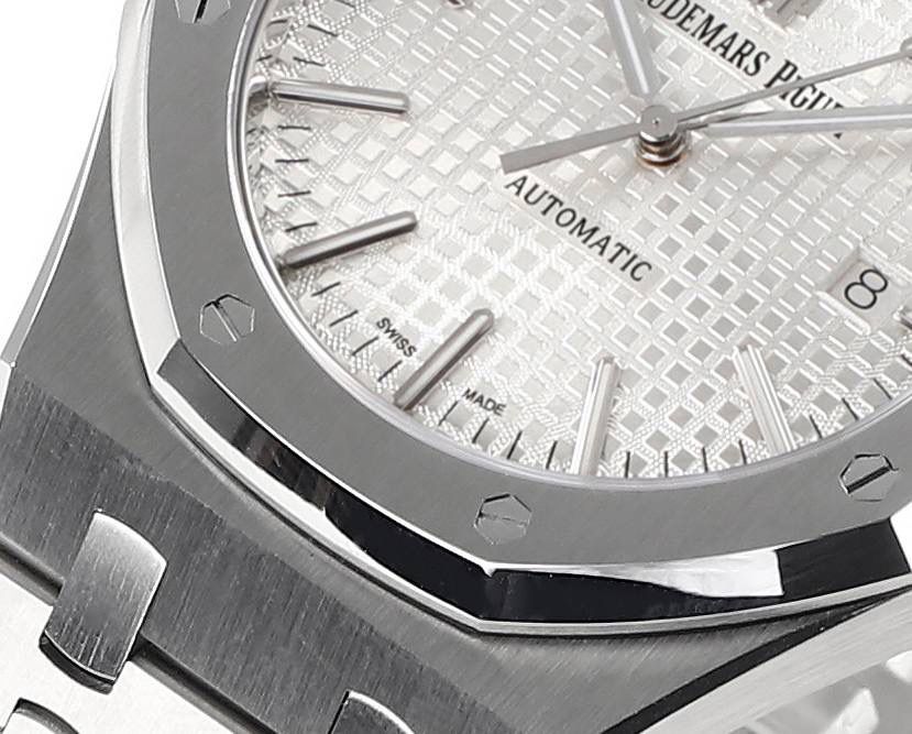 APS一体3120 最强"钢王"壳套特点 1、与原版一致:直径41毫米和厚度 9.8毫米 2、APS版的15400是市面上唯一能与原版各部件互换通用的版本，表壳所有结构位置和装配方式与原版一致 3、表壳表带细腻的拉丝且不会锋利的工艺更突显出APS一直对细节的一丝不苟 4、表带头粒连接表头处与正品一致的活动头粒设计 5、表扣的开关质感与各部位的雕刻工艺均与正品一致 6、APS版的15400兰色字面做工与颜色和正品放在一起几乎毫无色差 7、机芯方面完美复制原装3120机芯，真正的无卡度一体机芯，不再是9015加甲板