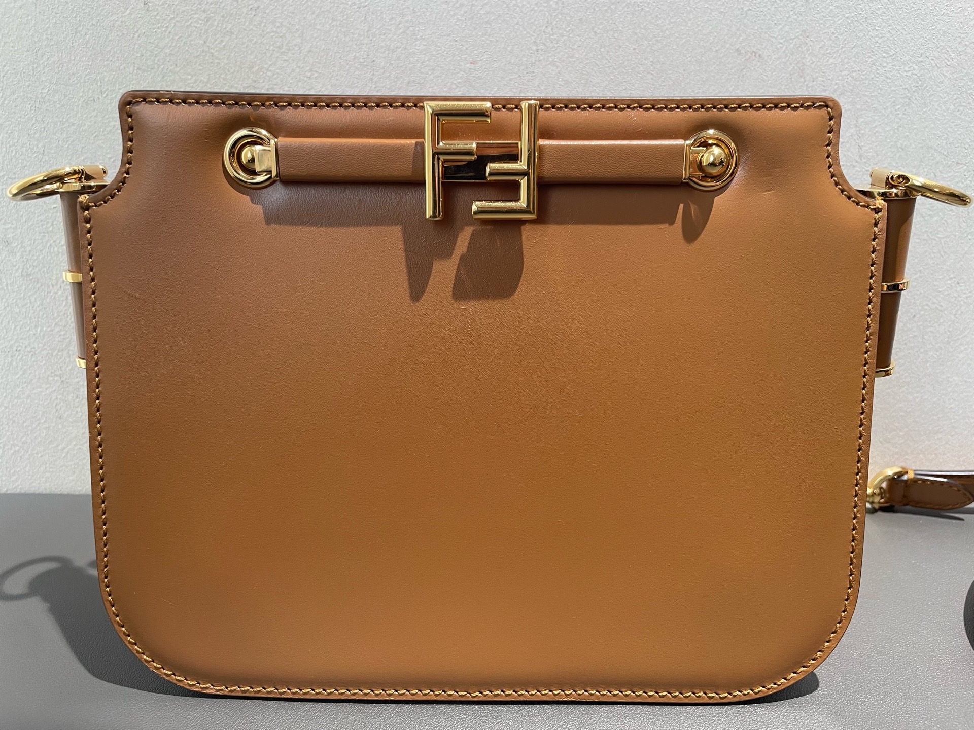 【預訂貨品】FENDI焦糖色金扣風琴包