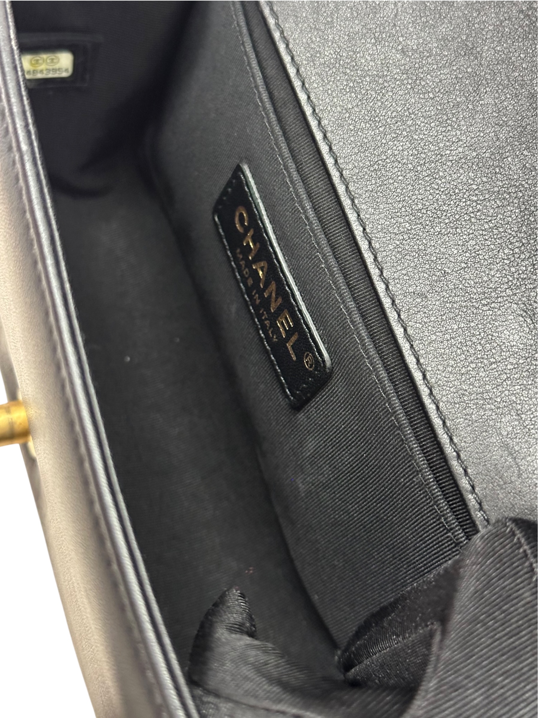 Pre-owned Chanel Boy 20 Flap Bag 牛皮 / Product Code: 082101