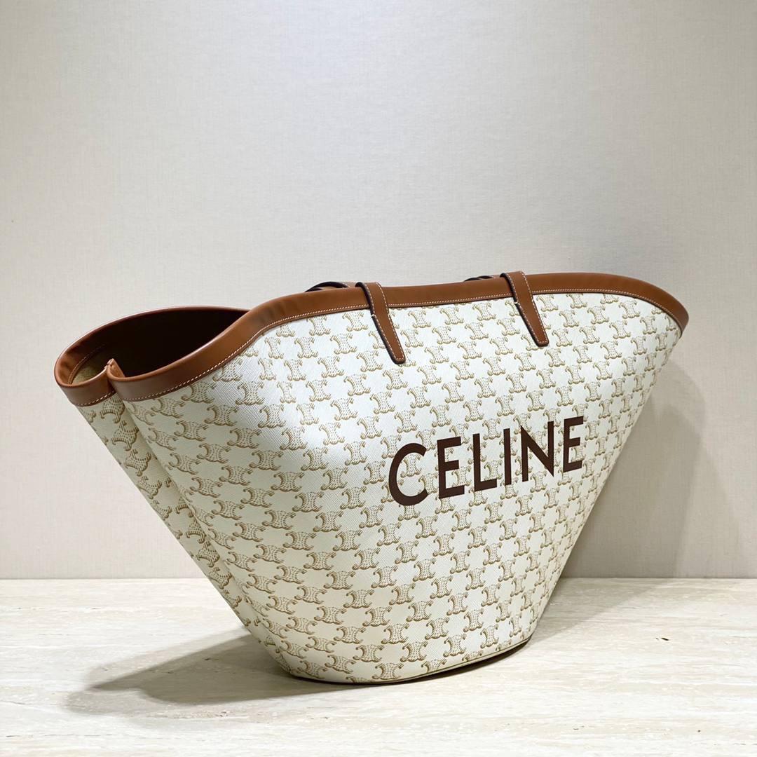 🔥大货实拍图 𝗖𝗘𝗟𝗜𝗡𝗘 ♥ 𝗧𝗥𝗜𝗢𝗠𝗣𝗛𝗘 𝗖𝗔𝗕𝗔𝗦 𝗖𝗢𝗨𝗙𝗙𝗜𝗡 新款米色老花，搭配棕小牛皮和棕色logo，扇形的设计整个包法式随性休闲风情中带一丝优雅💃型号：196262 尺寸：67*30*19cm