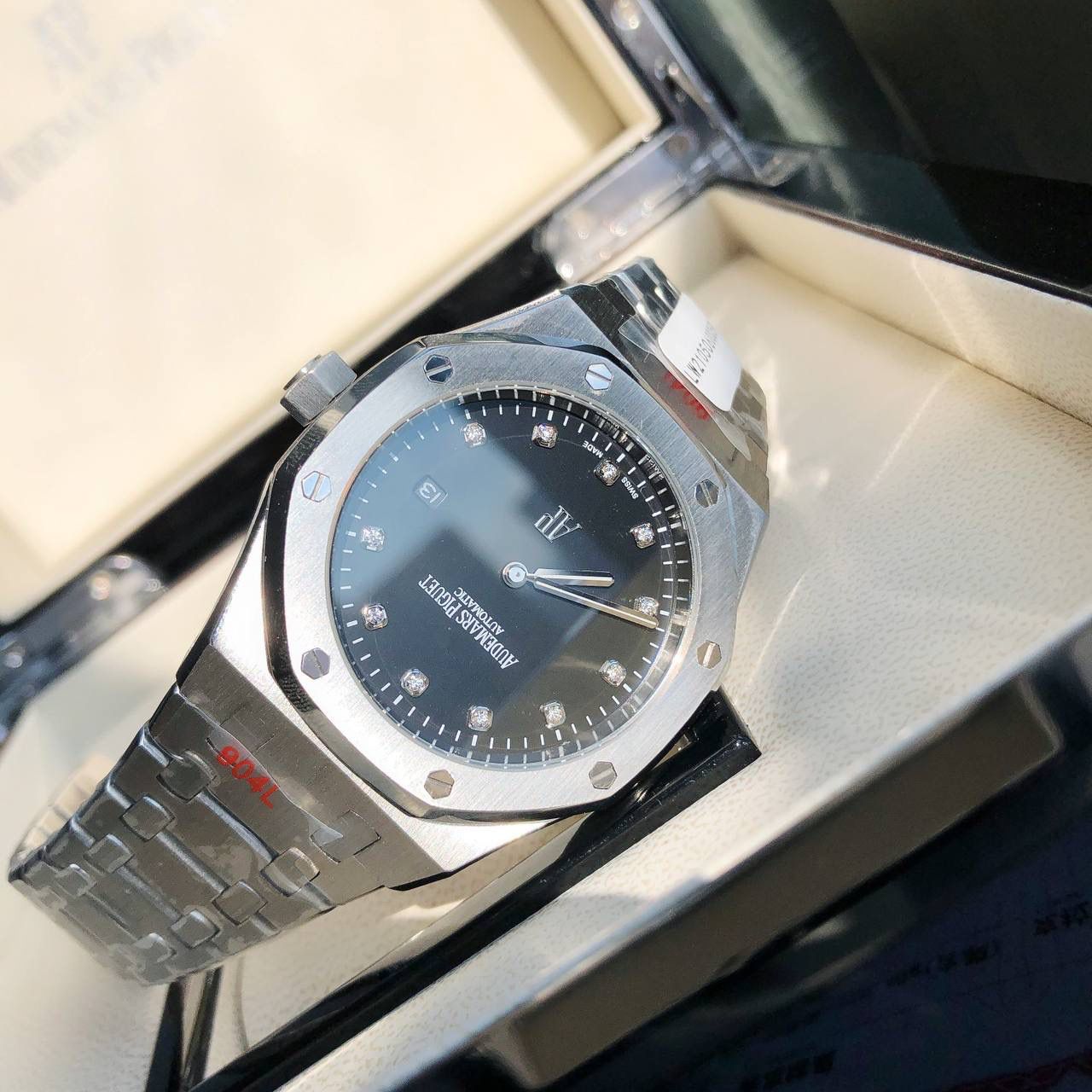 爱彼皇家橡树 型号152070R.00.12400R.01——震撼上线：剔除机芯甲板多余部分，使之变得更加镂空——成就钢表巅峰—— 实力演绎 卫冕“钢”王！ 【6大精妙之处】 1.正品拆解开模，尺寸为41X10.4毫米与正品一致！ 2.完美还原正品表壳的每一处细节，尽显正品“棱角分明 坚毅果敢”的阳刚气质。 3.钢带的做工无可挑剔，比市面上任何钢带表做工均要更上一层楼，钢带头粒和表头衔接的“缓冲带”的松紧程度与正品一模一样。 4.字面采用VS1.2 天然真钻 权威国检机构出具GTC真钻证书 5.自动陀的与原装致敬，是市面唯一做到颜色于原装一致的版本（市面一般版本均偏红）其上的ap族徽雕刻独一无二。6.打破夹板概念，采用进口机芯改爱彼CAL.4302一体机！更稳定，更优秀，更真实。 7.表盘的“饼干纹理”立体饱满，精神抖擞！绝非普通小厂一般失魂落魄。 体验精妙 感受不同！ 必属精品！