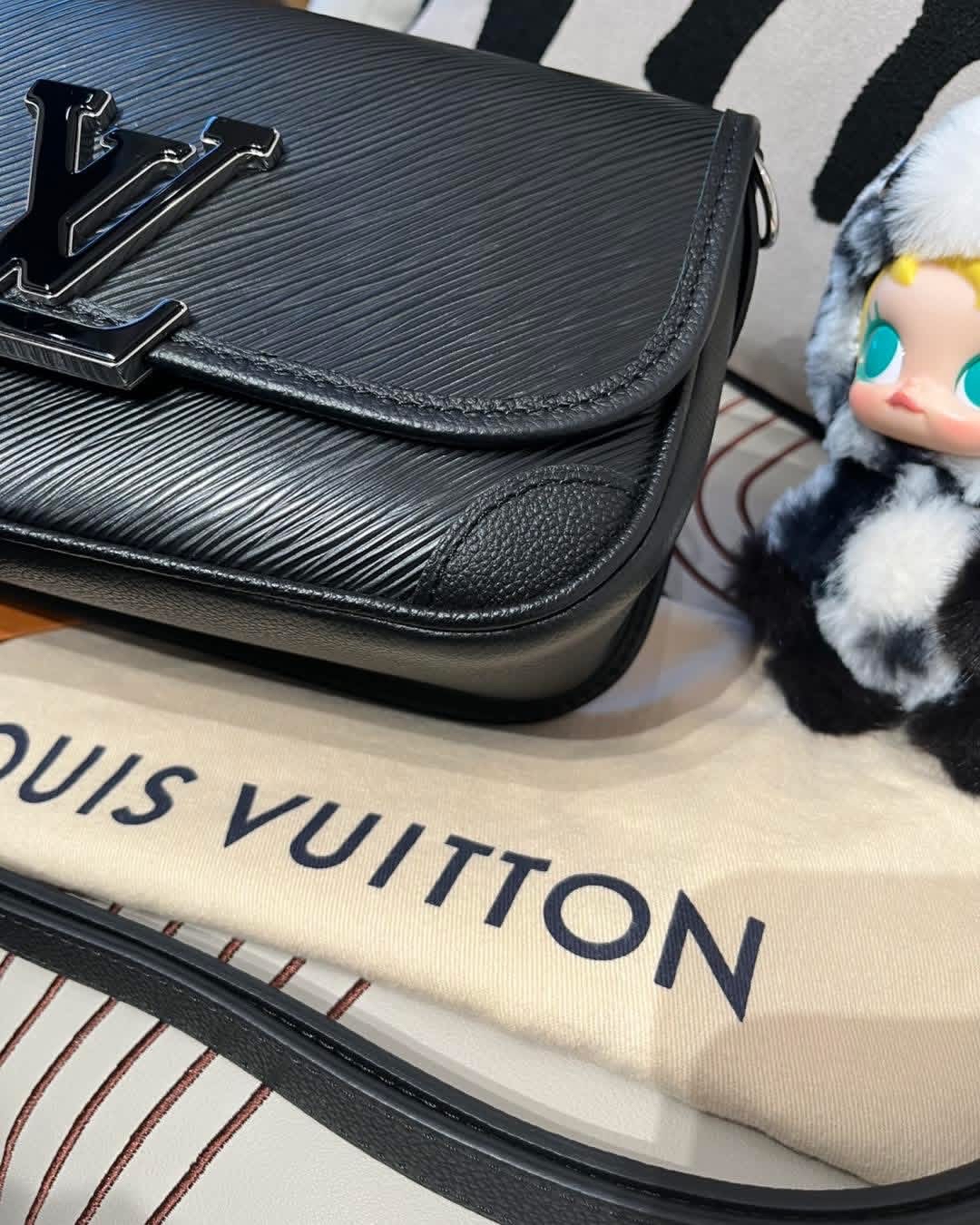 Lv buci crossbody bag M59386 100%Authentic,98%new ✅香港專門店收據✅NFC✅dust bag