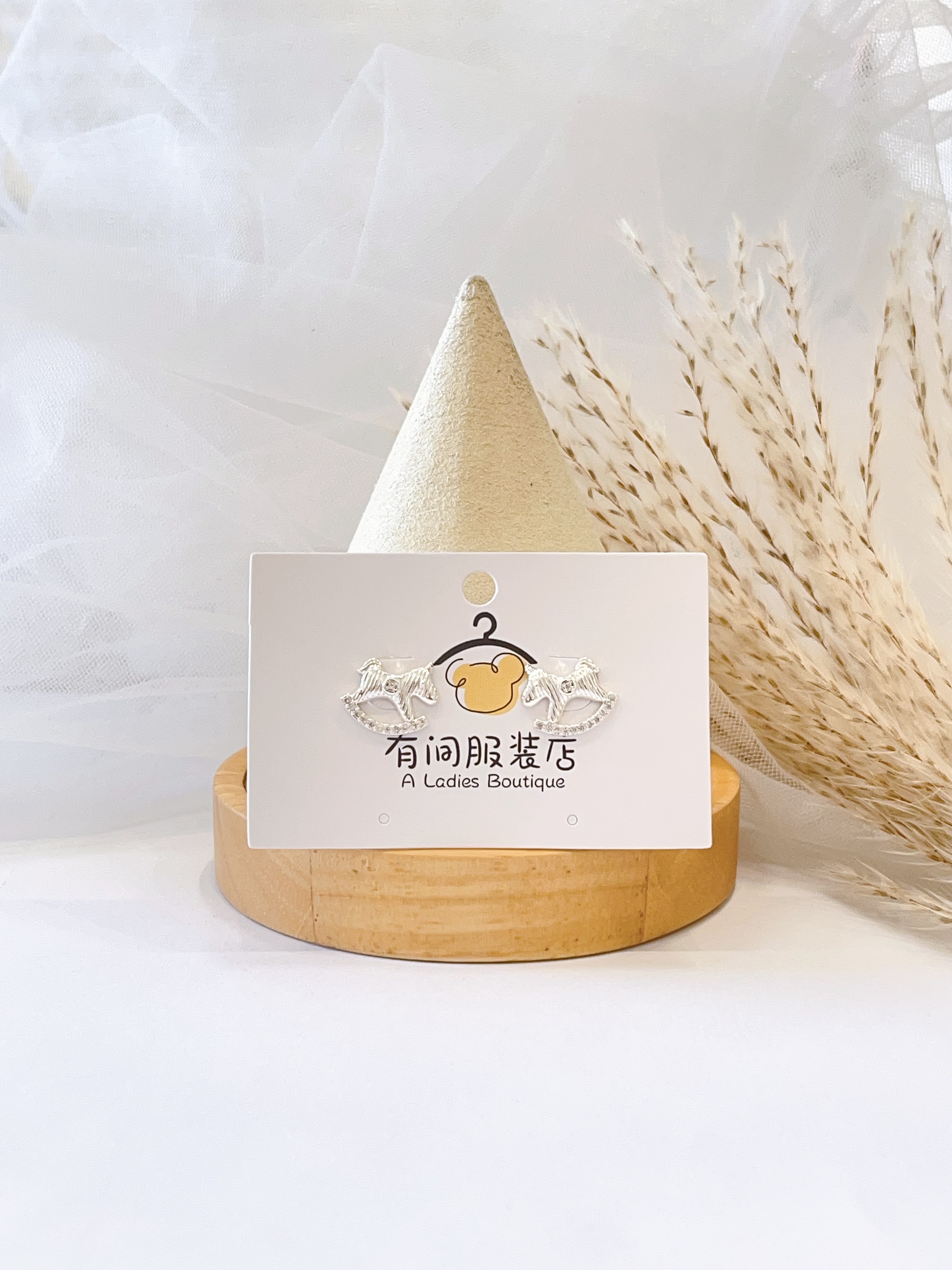 精致镶钻小木马耳环