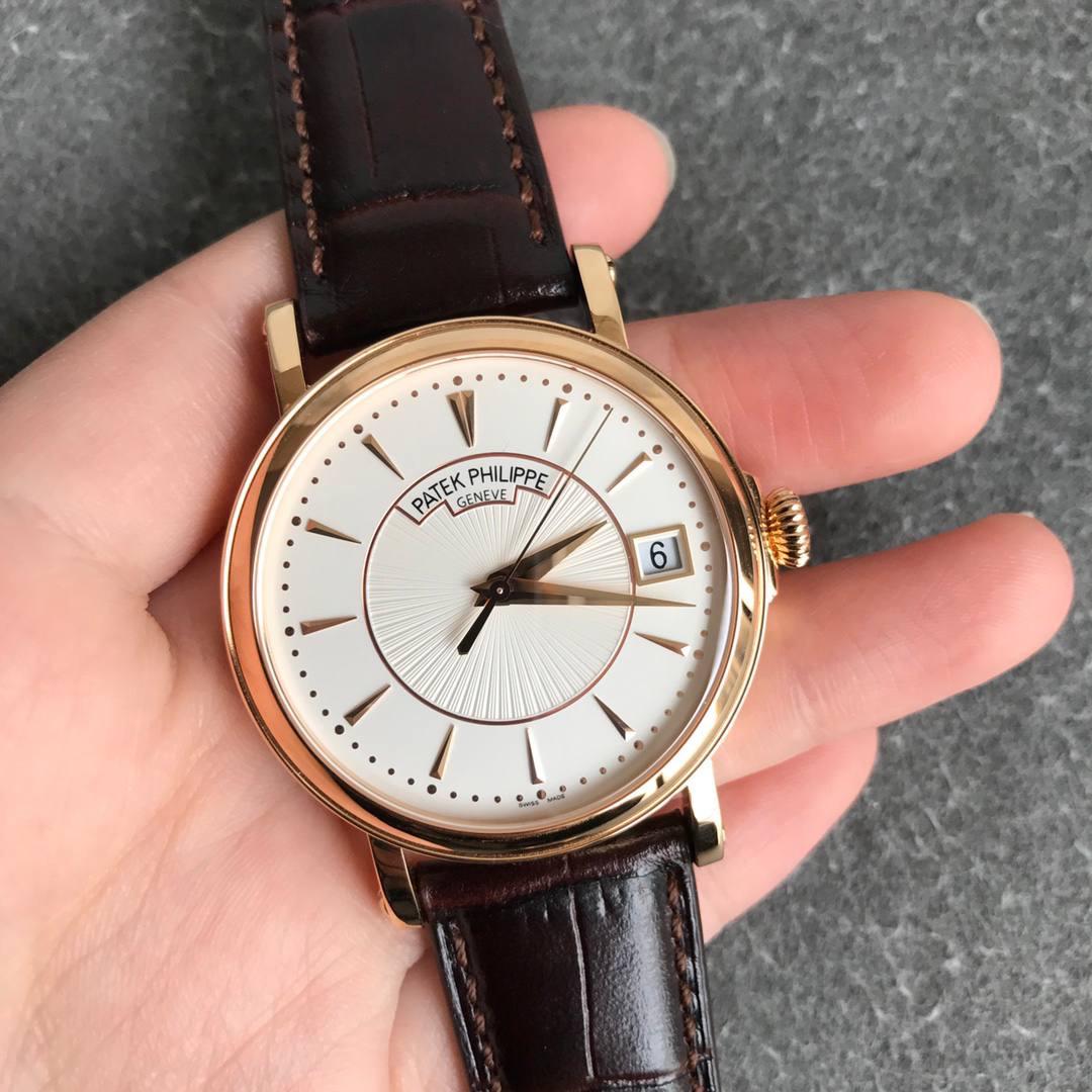 百达翡丽古典5153系列⚜️ 腕表尺寸38mmX10mm 1.表壳打磨：为了追求正品温润如玉的效果，ZF制表师精磨细造，慢工出细活。 2.防尘盖与壳体的衔接机制，有媲美带正品一样的清脆手感。 3.刻度和指针，采用最新的贵金属电镀工艺处理，效果更上一层楼。 4.“锅盖型”微凸蓝宝表镜，版型与正品一致，效果通透，辨时清晰。 5.贵金属钢印立体规范，清晰生动！ 【引领一体机时代】采用定制版Cal.324一体机——更薄，更稳，更像。最重要的是仿真度直线上升了。 【表带】经典意大利小牛皮表带，纹路清晰，质感好。搭配圈市面最顶级的百达翡丽灯笼表扣，通用原装无压力。