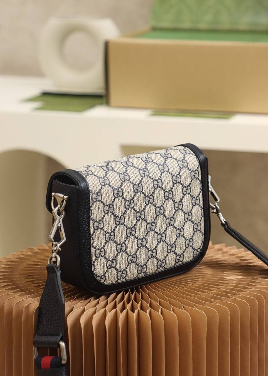 🔹新配色𝟏𝟗𝟓𝟓 𝑴𝒊𝒏𝒊系列 #658574#原厂皮🔹YY 🔷尺寸：20.6*14.4*5.1cm 超人气的𝑯𝒐𝒓𝒔𝒆𝒃𝒊𝒕马衔扣复古系列， 这一季的新配色 米灰色搭配神秘蓝， 把当红王炸款 马鞍包再次推上新的颜值高度。 经典元素自带的复古路线，搭配上新配色， 不仅复古感十足，还时髦感十足， 简直就是复古与现代时尚的新碰撞💥 颜值的天花板，两条肩带搭配出更多的搭配技巧，一直被称为“必备单品”实力推荐这只新配色！颜值一眼深得人心！