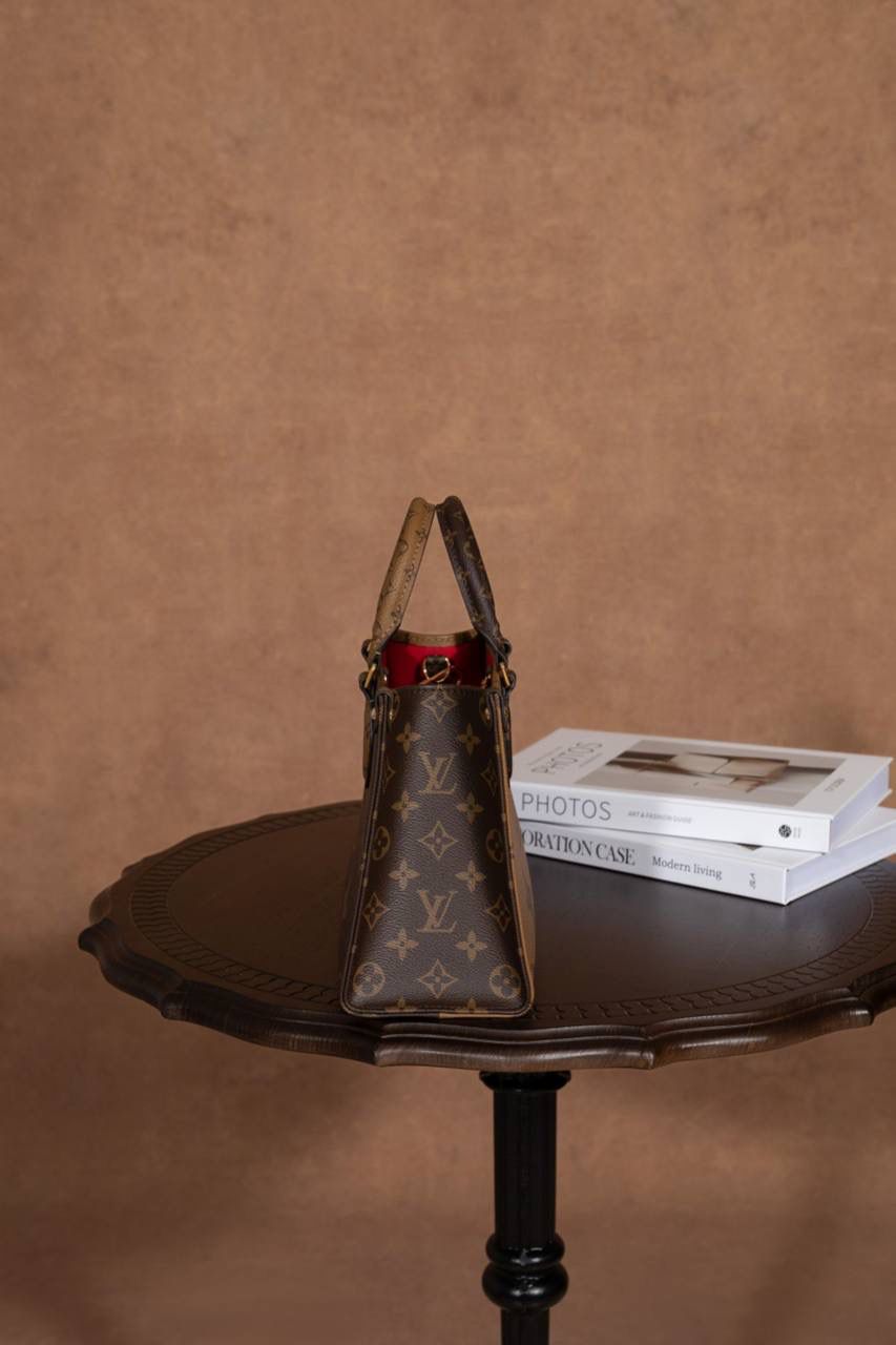 LV Onthego🎀 Toron 手柄搭配有品牌字样的提花肩带，风格对比很特别～ 还贴心附上 可拆卸零钱包，放零钱或小东西刚刚好，设计真的很加分👍 ▪️尺寸 25 × 19 × 11.5cm▪️ 大小刚好，不会太大也不会太小，日常出门超适合。 好看又实用，真的要说一句：设计师很懂女生啦～ 😆 这是 2023 早春系列，独家品质，这一季真的一定要选它！ 小号手袋把 Monogram + Monogram Reverse 拼在一起，再加上 Monogram Giant 图案，整体超有时尚感，怎么看都高级✨