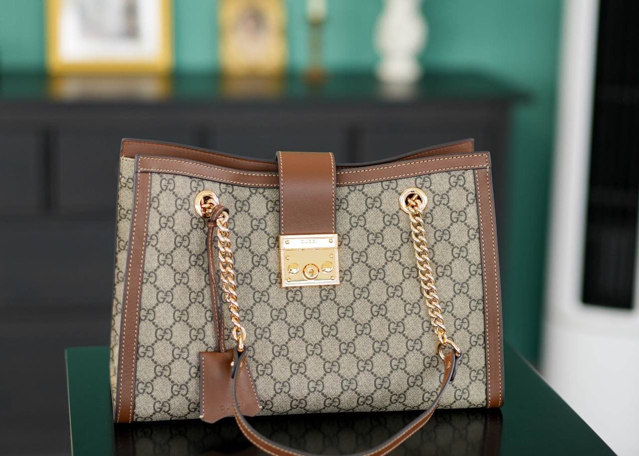 🥯Padlock系列GG中号肩背包 老花棕色 35cm 休闲、随意、有范 且非常大牌的款真的非Padlock这款购物袋不可 这个尺寸比较通勤风一些，大容量 包身轻便，非常适合上班族！ 官方款号 479197 尺寸：35x23.5x14cm