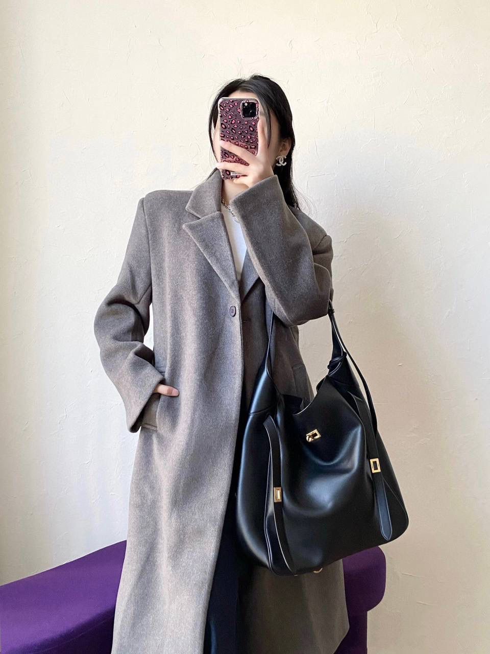 爆款🔥小号🖤 ba1enciaga bel air hobo桶包 beiair➕rodeo，大热当道 一整个系列都火爆了，一只比一只热门 半定型的水桶包超有态度 它的皮是有点厚度又软乎的 所以整个包都散发着慵懒和不羁的感觉 而且设计元素不拖沓繁琐 完全可以无脑搭配 现在的通勤人员也是吃得太好了吧 能有这么时髦的托特包来背！ 什么电脑水杯统统往里扔就对了 肩带可长可短，腋下背斜挎背都ok 两个尺寸任君选择，果断冲！！ 小号：26.9×25.9×9.9cm811018m 大号：43.9x39.8x14.9cm