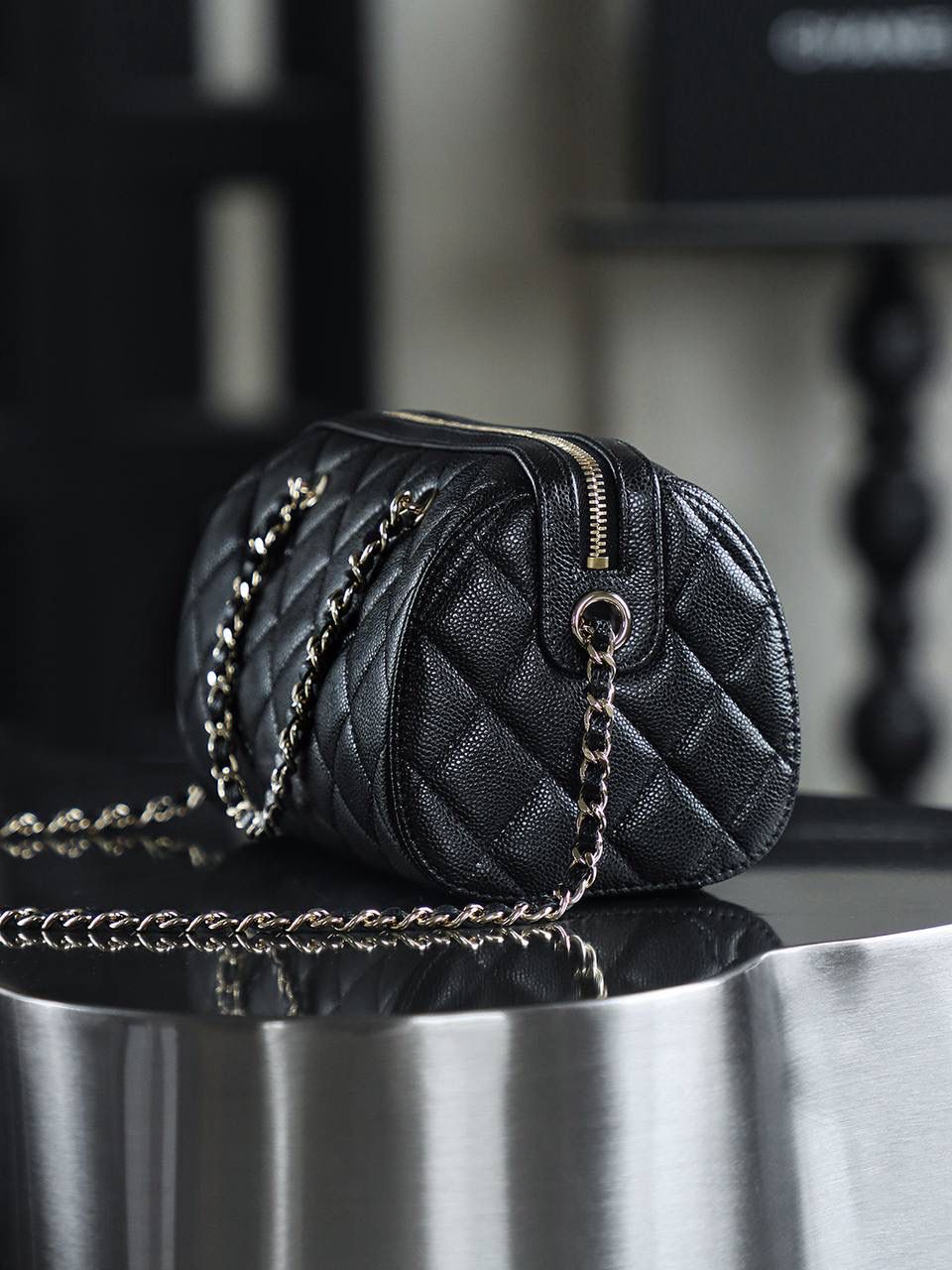 25P迷你保龄球鑒定版👜 一包一碼 支持全球鑒定查驗身份證原廠專G Hass皮料過關清單資料可査詢 25P春夏季的黑馬波士頓保齡球！ 時尚就是經典的輪回，保齡球圓筒的造型超可愛！ 包身圓潤流暢的線條，既保留了復古韻味，又融入了現代時尚感！ 五金：厚鍍14K淡金扣 皮料：Hass中球纹牛皮 尺寸：11.5*18.5*11cm