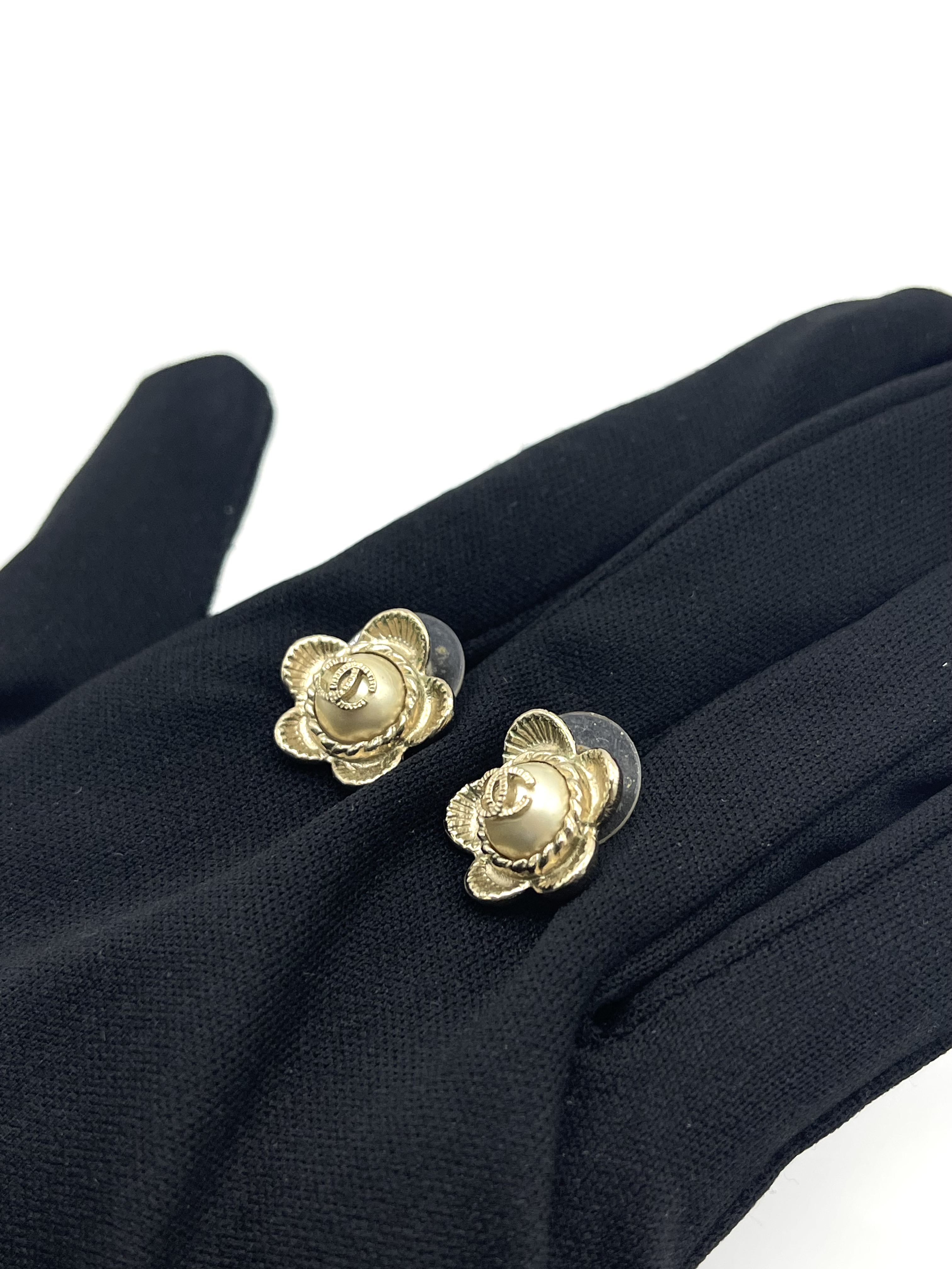 Pre-owned Chanel CC Camellia Earrings / Product Code: 26050619
