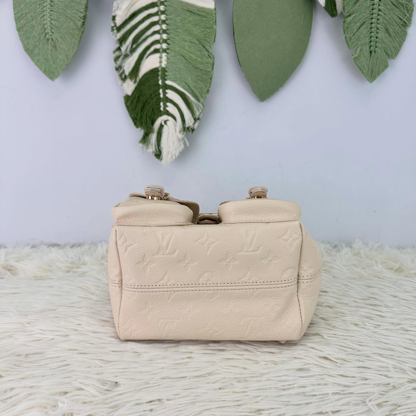 LV 🤍PRE OWNED BACKUP 奶油色真皮壓紋背包 晶片款 2025年❤️