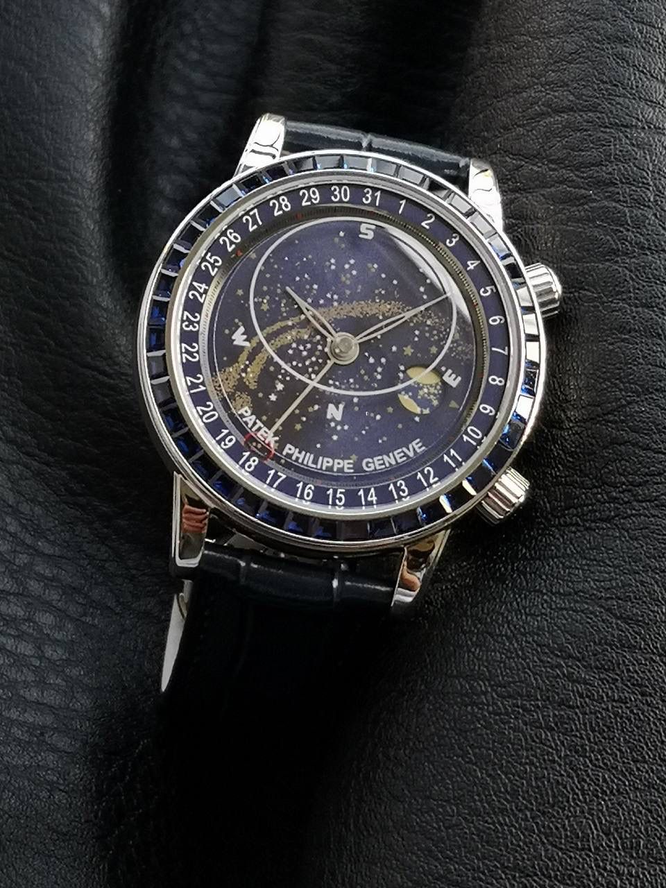 百达翡丽PP-6104G 日内瓦苍穹系列 市场顶级复刻神作震撼来袭！ 搭载原装进口miyota全自动机械机芯改制Cla.240机芯，搭配原装珍珠18K金自动锤，走时精准稳定，性能媲美正品；表圈镶嵌45颗璀璨宝石，表扣点缀28颗珍稀晶石，光影流转间尽显奢华质感；微拱形防眩目处理表镜，折射效果立体通透，让表盘细节清晰可见，质感再升一级💯💯