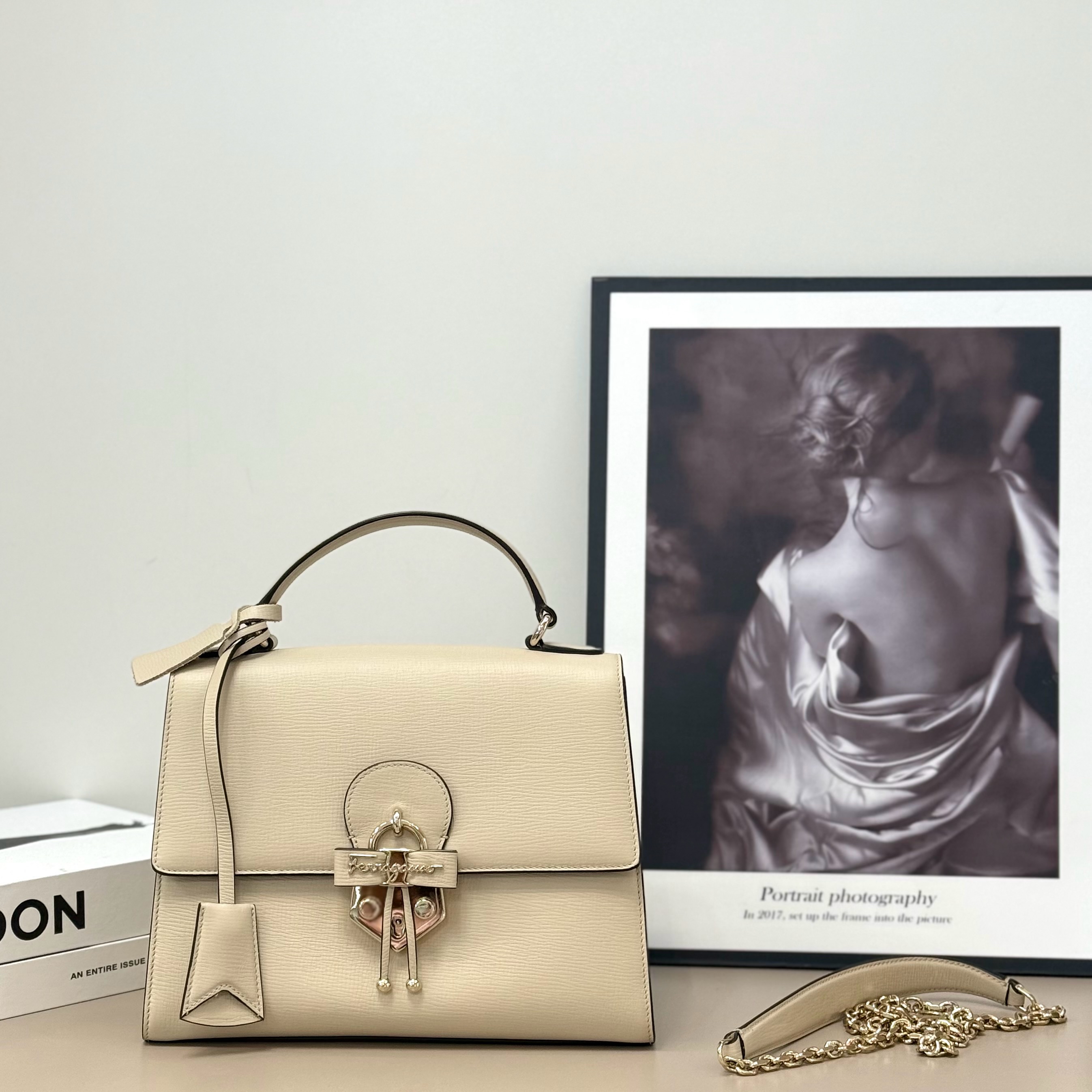 【預訂貨品】閒置新⭐️  Ferragamo Letty系列米白色牛皮斜孭包