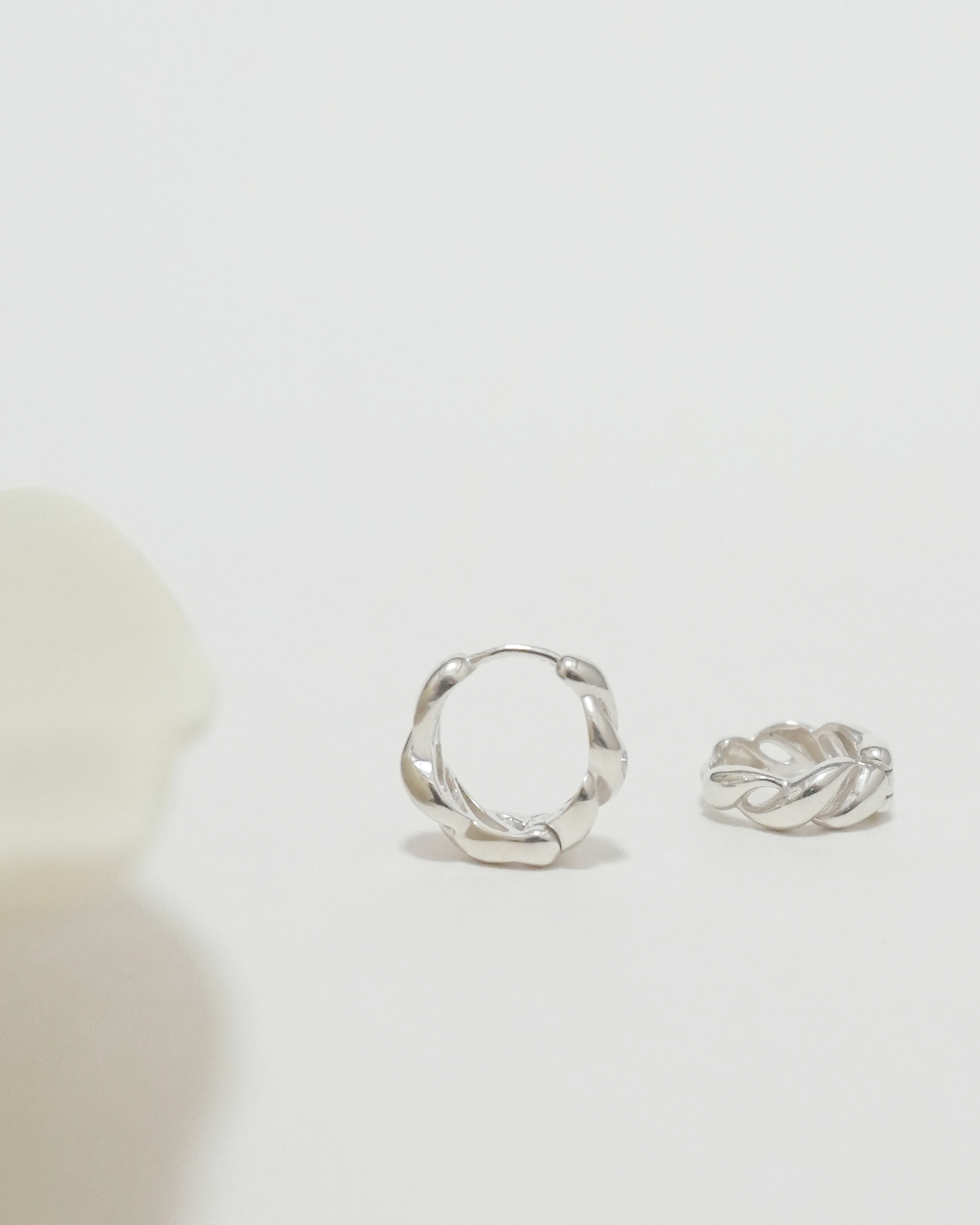 Pure Silhouette Twist Earrings