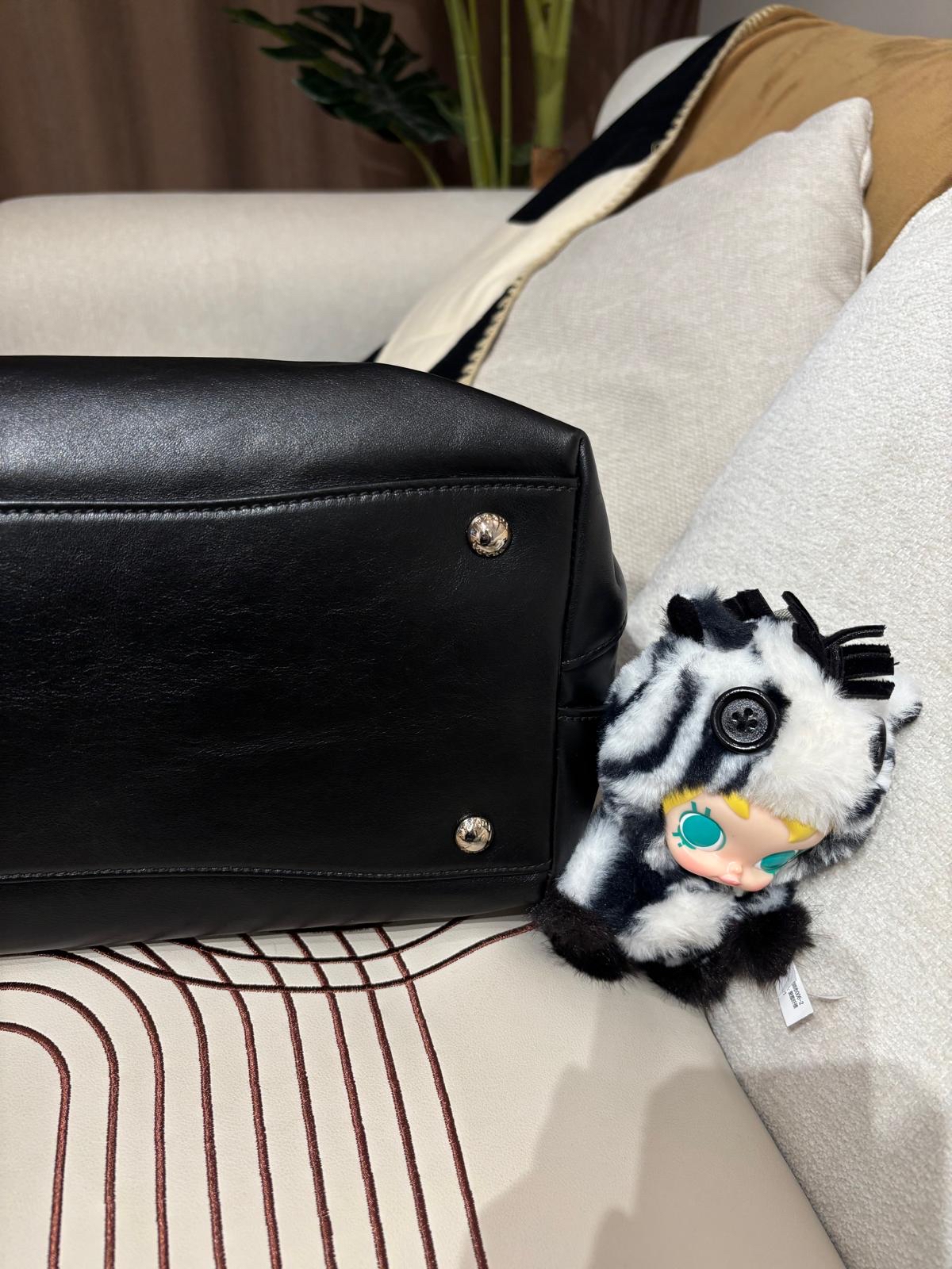 Prada shoulder bag Hobo Bag Calfskin 100%Authentic, 95%New ✅Dust bag