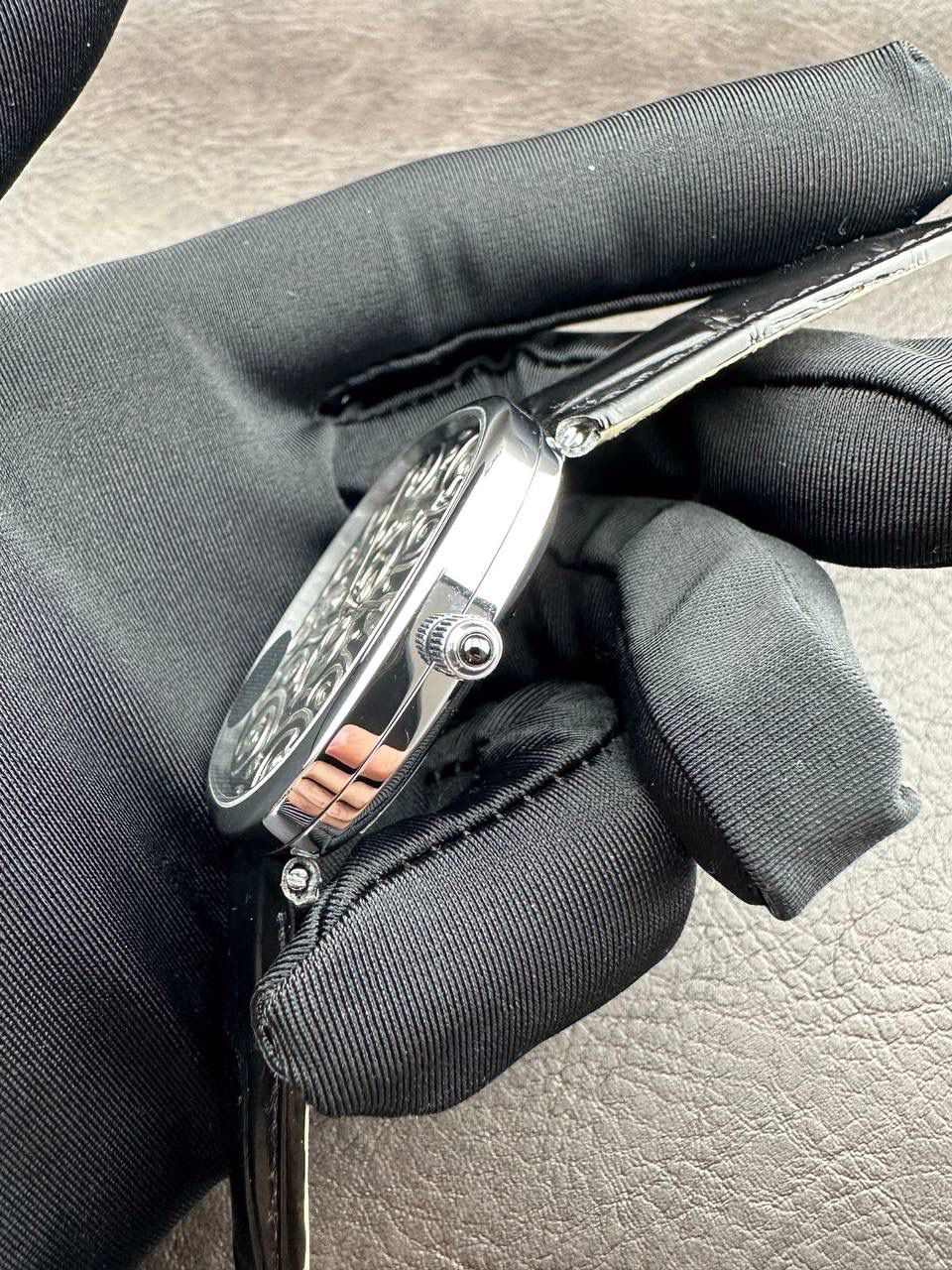 PP➕ Factory2025新品首发｜百达5738系列 68克配重版 复刻经典，更胜经典——GOLDEN ELLIPSE 黄金椭圆腕表重磅登场！ ✅ 黄金分割美学重塑：遵循1:1.6181经典比例，34.5MM×39.5MM椭圆表径搭配7.7MM纤薄厚度，复刻古典韵味与佩戴舒适度。 ✅ 316L精钢表壳：介于圆形与矩形之间的别致椭圆轮廓，还原原版线条张力，质感细腻出众。 ✅ 3D立体云贝母表盘：专属浮雕打印工艺，折射神秘深邃光泽，告别市面暗淡平庸款，上手自带高光。 ✅ 定制进口小牛皮表带：21X16尺寸对版原配，搭配同型椭圆表扣，与表壳设计遥相呼应，贴合手腕更显格调。 ✅ 9015精准机芯：走时稳定精准，兼顾实用性与耐用性，日常佩戴无压力。 PP➕不做“远观款”，只为呈现最接近原版的真实佩戴体验——从细节质感 to 上手触感，每一处都经得起近距离审视，让经典韵味在腕间完美延续！