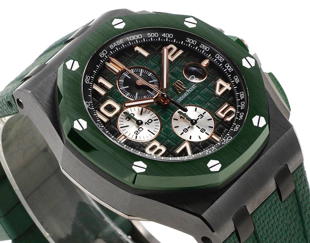 爱彼皇家橡树离岸型横空出世🔥💯引用全新的彩色陶瓷锻造技术，表壳与圈口的选料，不惜重本使用日本进口的氧化锆，无需任何颜料，以超高的压力与超高的温度锻造，形成超高密度的彩色陶瓷，再经过百里挑一，确保每一个成品都与原版毫无色差！CNC级别的打磨，将整一个表壳的边边角角完美处理，即使陶瓷，也做到毫不割手。圈口的拉丝，经过顶级的打磨技术，做到每一丝每一线都毫无断续，每一颗六角螺丝都与表框处在同一平面，拒绝一丝一毫的凸显与凹陷，诠释了何为顶级的复刻工艺！