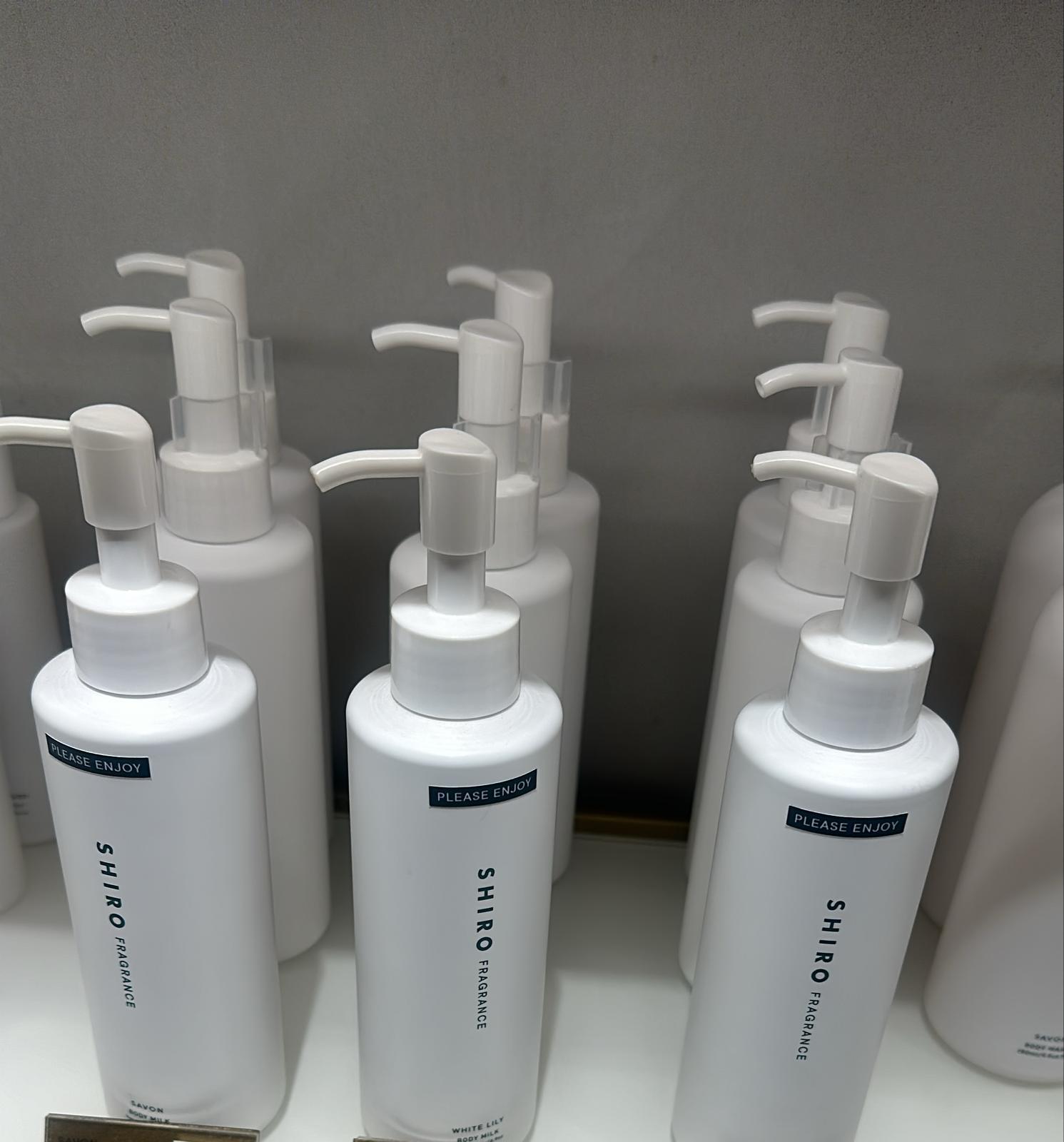 Shiro body milk 195g A savon 皂香 b white tee 白茶 C white lily白百合