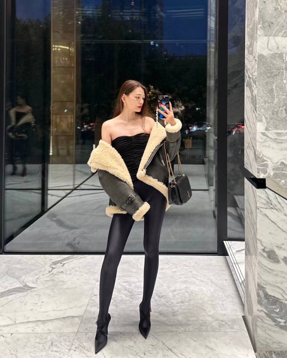 ys1 jamie羊皮链条包小号黑色🖤 比起大号，小号是更日常的小可爱 他们家的包基本都是用的小羊皮 小羊皮和皮肤接触的质感真的不是其他皮可以比的 非常柔软，非常舒服 我觉得翻盖包比拉链包要好用 一翻一盖一取一放，行云流水 小号的尺寸完全是按照黄金比例来的 不挑身高身形，真正的优雅且大方～ 我们家没有zp真的不可能会开发 品质你们看对比图就好 代购级可不是说说而已哟！ 25×16×7cm763475m