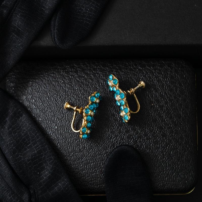 c.a. 1940-50s Adorable A Row of Three Dainty Aqua Blue Rhinestone x Faux Pearl Screwback Earrings (MT1360-1)