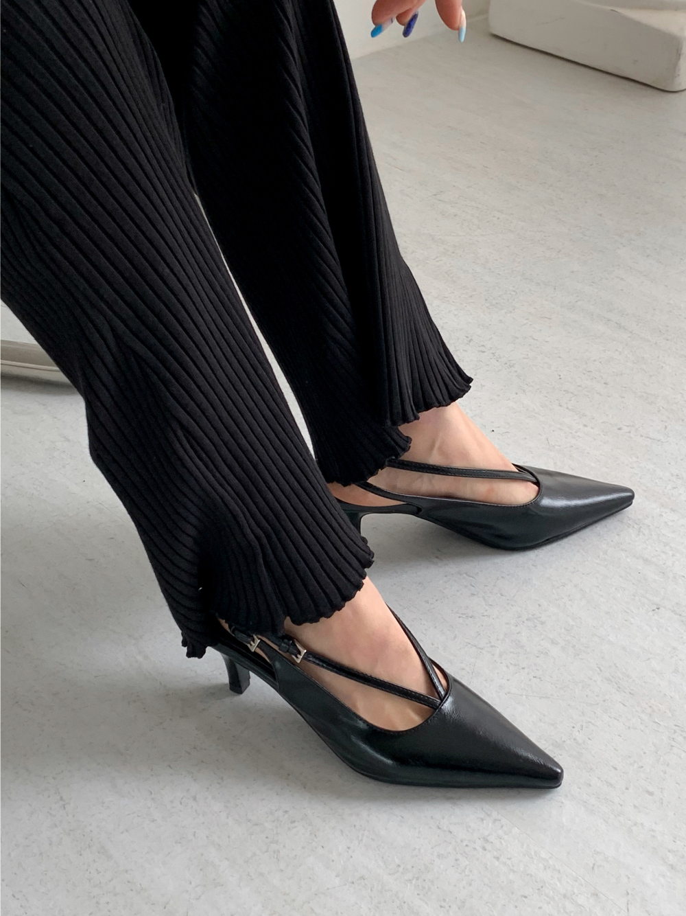 V strap slingback heeled shoes