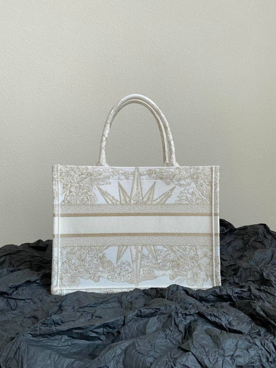 🈶金色中号 𝗖𝗗 𝗕𝗼𝗼𝗸 𝗧𝗼𝘁𝗲 23圣诞限定🎄 今年的无限梦境主题也太戳了！ 如星光璀璨，如宇宙般浩瀚 中间的星星宛如从海中诞生的维纳斯💕🥰 太有视觉冲击力了，神秘而梦幻 像我们每个人都是星辰～ 浪漫到极致，这系列很难不买啊 36×27×16cm