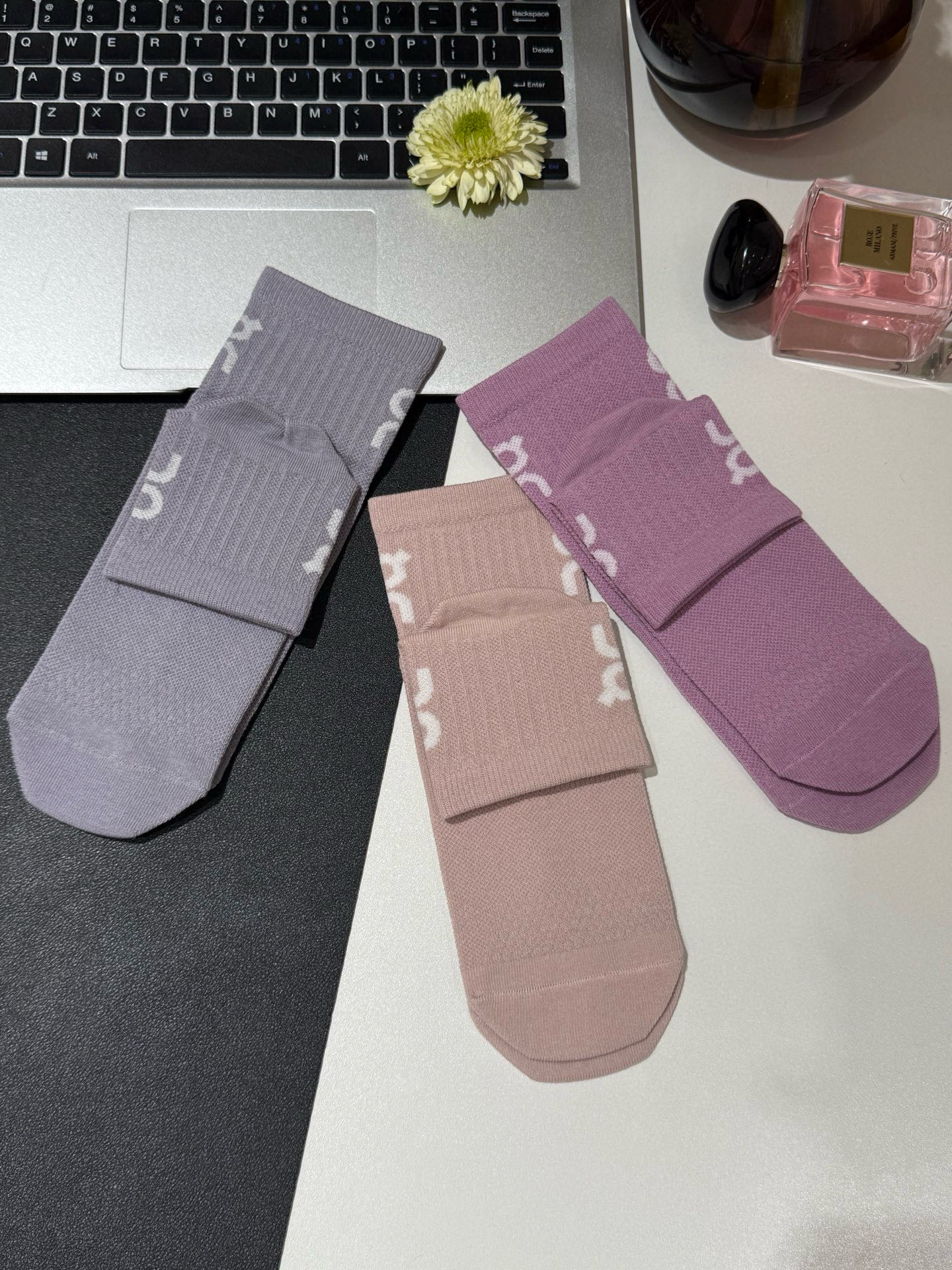 $80套3對。2套起$70套。On 昂跑｜情侶運動跑步襪 🧦