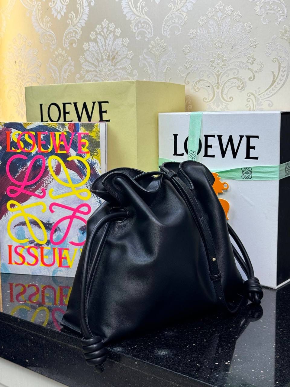 Flamenco clutch✦中号✦ 尺寸：𝟑𝟎-𝟐𝟒.𝟓-𝟏𝟎.𝟓𝐜𝐦 型号：052028黑色 ❤️flamenco clutch bag可手拿亦可优雅斜挎 云朵般温暖亦轻盈的造型如此简单，💯耐看💯不会out的款式！ ❤️包袋采用进口小牛皮，手感如羊皮般细腻柔软，却比羊皮更加结实耐用，麂皮内衬 ❤️品牌标志性绳结设计，收紧袋口就是小福袋造型，超Q，看着不大实际超会装😇