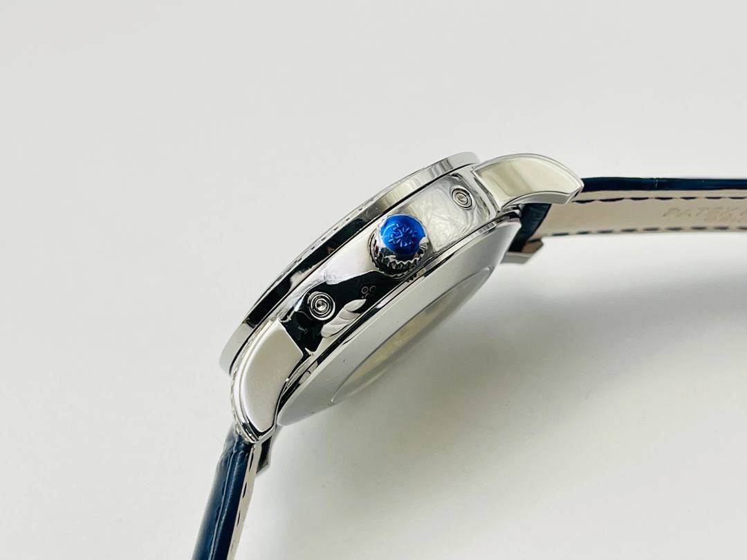 【2022诚意推荐】百达翡丽超级复杂功能系列5073P_010腕表。用心之作，细节方面： 1⃣️突破多层技术瓶颈，机芯型号为CH 29-535 升级版，质量稳定！ 2⃣️尺寸42毫米，与专柜一致。 3⃣️表圈和表耳镶103颗长形钻石。 4⃣️表带搭配意大利头层小牛皮，表扣上镶钻石更显示这块腕表的豪华气质。适合各种商务场合，简敛精致不失优雅！