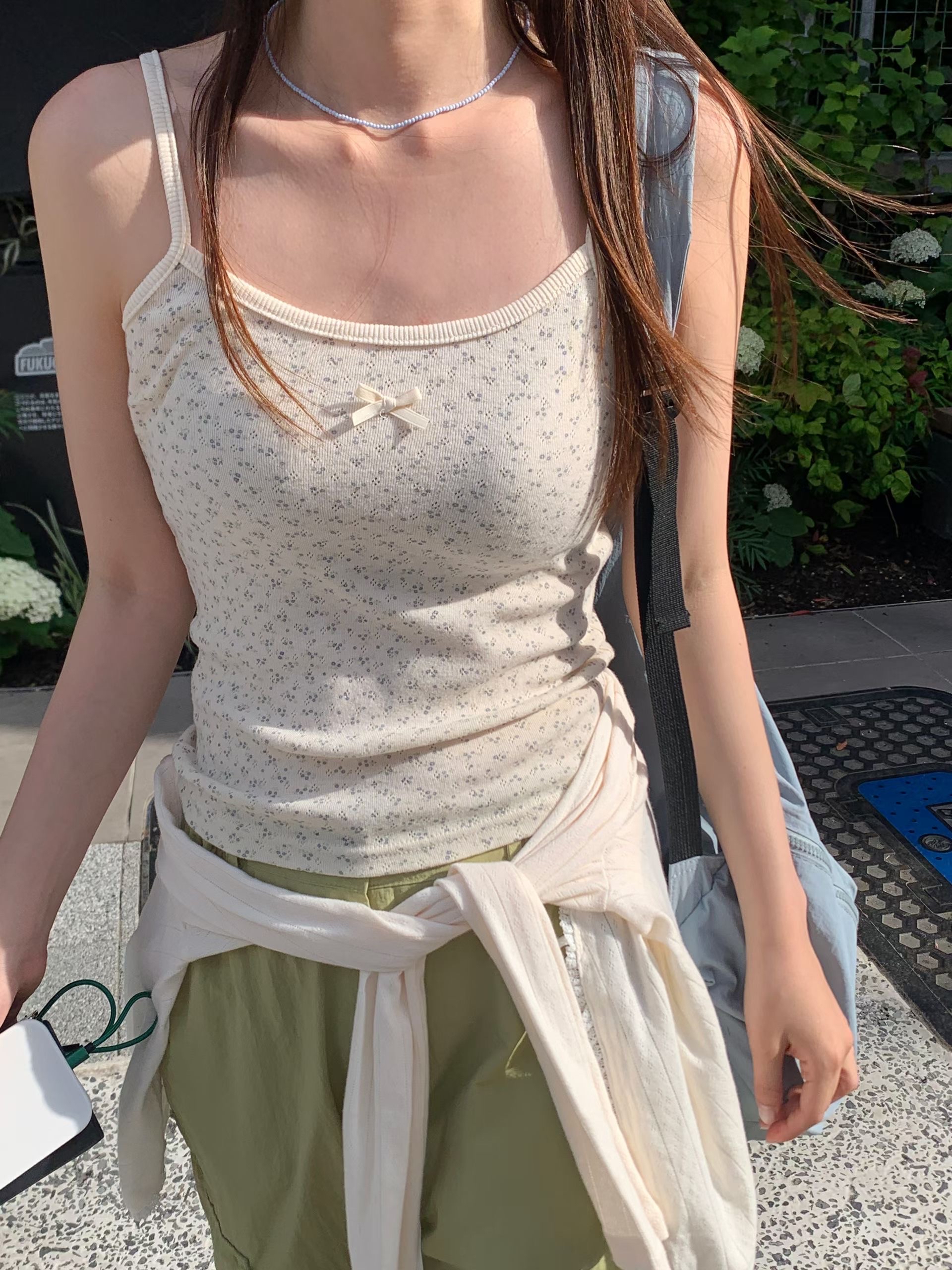 【 ♪ 春夏感直線提升🌼 |必備小碎花～鏤空蝴蝶結棉質吊帶背心💛】Floral Day Tank Top(三色入)