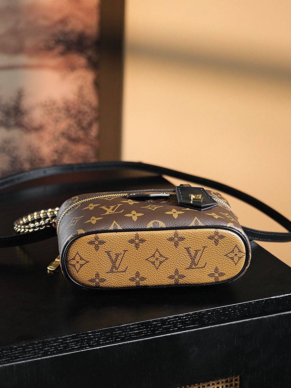 𝐕𝐀𝐍𝐈𝐓𝐘 菱形芯片跳动码化妆包系列🎀 𝑽𝒂𝒏𝒊𝒕𝒚 𝑪𝒉𝒂𝒊𝒏 𝑷𝒐𝒖𝒄𝒉躲不过化妆包真香定律，复古且松弛感直接拉满‼️ 娇小玲珑的包型，比经典老款更加有型，包身依旧采用经典焦糖老花拼色搭配，为了更加满足时髦精们的搭配，它配备了长短肩带，一包可多种背法。🤩😍 至从它的出现，热度至今一直未减，虽然包身变小，可一直不影响它的容纳量，真的是巨巨巨能装，小巧优雅，无论手提 腋下 斜挎设计上身真的超美！❤️❤️ 五金材质：厚镀纯钢五金 皮料材质：菱形法国原厂皮面料【芯片版】 尺寸详情：𝟏𝟗*𝟏𝟏.𝟓*𝟔.𝟓𝐜𝐦