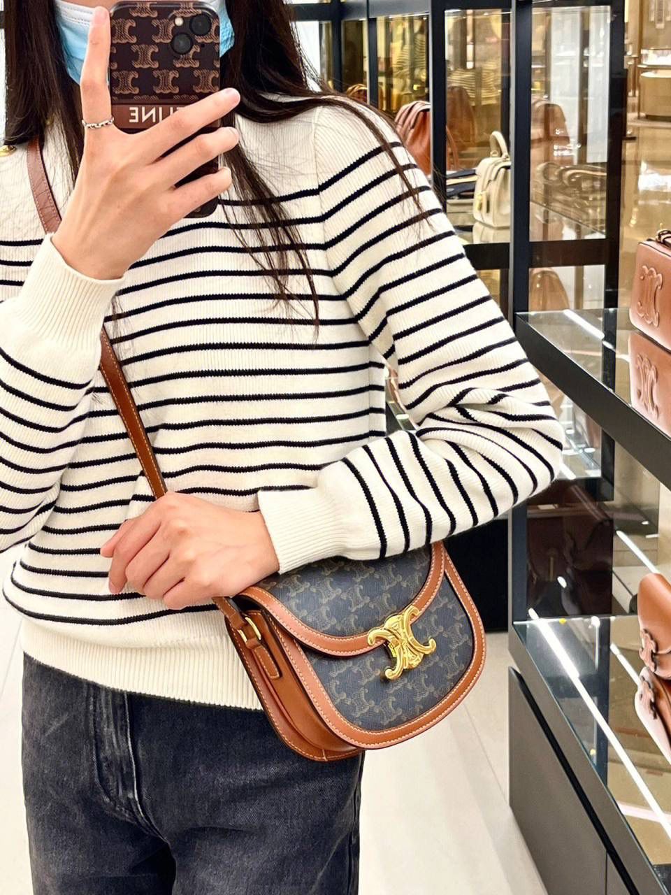 🔥大货实拍图 𝗖𝗘𝗟𝗜𝗡𝗘 ♥ 𝗧𝗘𝗘𝗡 𝗕𝗘𝗦𝗔𝗖𝗘肩带马鞍 型号：110962 尺寸：18.5*16*6cm 𝑪𝒆𝒍𝒊𝒏𝒆老花颜值一直在线，年轻耐看不显老气，虽然是老生常谈的配色，但𝑻𝒆𝒆𝒏 𝑩𝒆𝒔𝒂𝒄𝒆马鞍包这个包型搭配老花配色真的有被惊艳到，本身圆圆包型弧度设计就更活泼可爱，棕色系更加学院风的感觉，超级适合搭配西装 风衣 大衣 或者夏天搭配长裙！