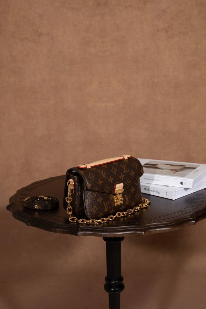 LV小邮差🎀 尺寸 21.5 × 13.5 × 6cm，小小一只很精致～Mini 小邮差设计，经典中带点新鲜感。链条是可以拆的，很灵活： 👉 装链条就变腋下包，复古感满满 👉 老花肩带可以调节，肩背、斜挎都 OK 👉 肩带随你换，怎么搭都好看 👜 包包本身很轻，背久也不会累～里面还有隔层设计，东西好放又整齐，用起来真的很舒服 👍 这一款真的是新款里的黑马，大爆款预定，强烈推荐啦 💕 选LV这只包，日常出门直接帮你加分，怎么背都很有型 😍