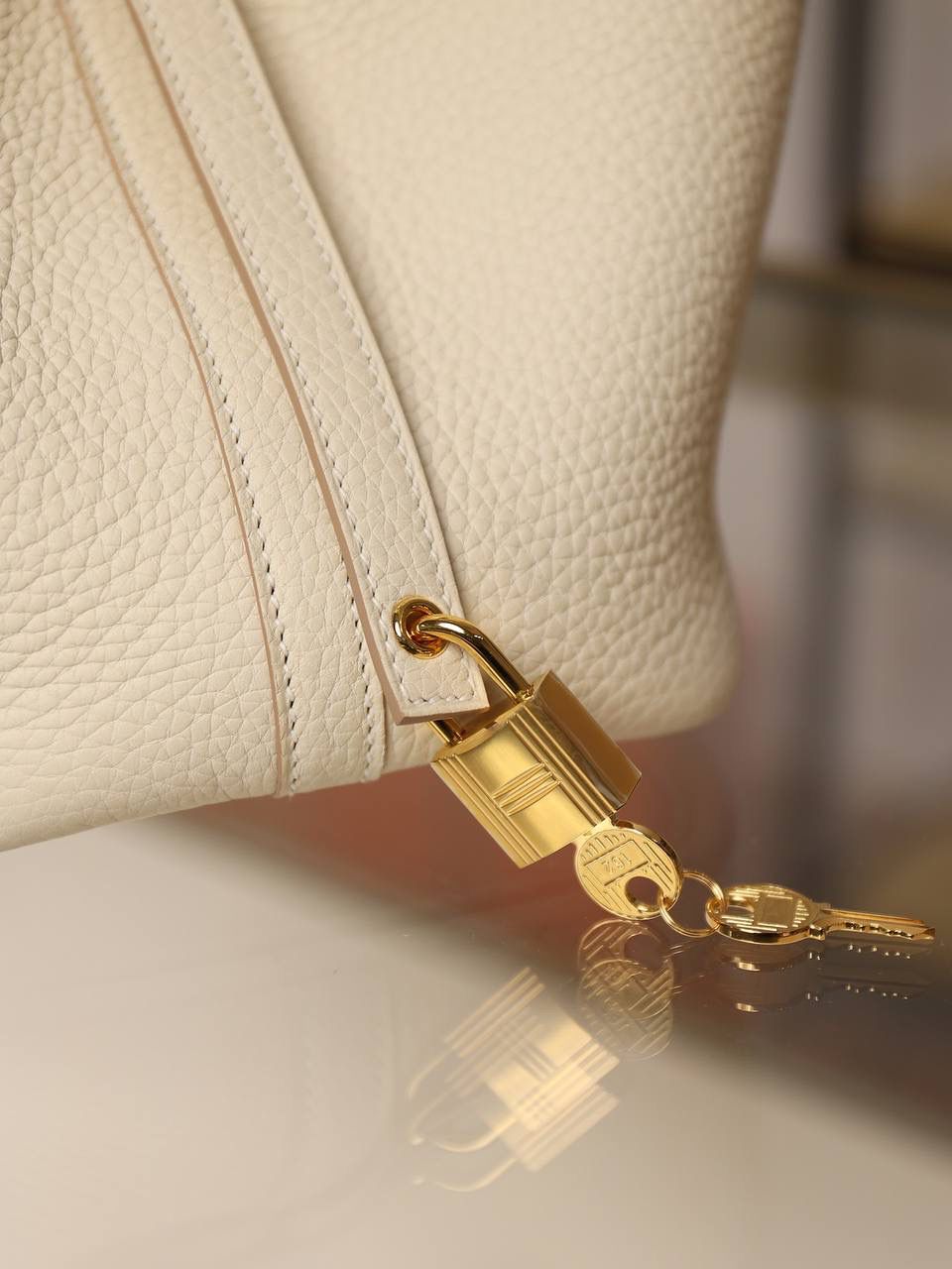 H菜篮子🧺✨正式上线！ 奶昔白18cm金扣 独家渠道货！手机实拍！独家背景！ 纯手工制作、细工慢活、工匠精神雕刻的艺术精品！ 尺寸：18 X 19 X 13.5cm