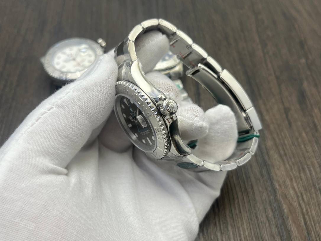 CLEAN Factory 2024 强烈推荐｜ROLEX 游艇名仕 40mm 🎮 型号：MK1 126622 / 126655（玫瑰金版｜钢带不露白） 搭载 Cal.3235 一体机芯，支持逆调时针，三码合一＋NFC 感应卡，最新编码 686R6677，表扣编码 E4F，独立软膜包装，对标原版规格。 40mm 正确尺寸，整体比例精准，佩戴舒适。 🔥 核心技术亮点： 1. 放射纹表盘 采用与原装一致的 PVD 电镀工艺，色值稳定，批次无色差，镀层薄，太阳纹清晰可见 2. 圈口升级：PVD 白金电镀＋防指纹镀膜，材质由黄铜升级为 精钢，耐磕耐磨，即使露底仍保持白金色质感 3. 钢带版本不露白，细节与完成度大幅提升 CLEAN Factory 匠心力作，配置到位、工艺稳定， 游艇 40mm 玩家级优选款，欢迎表友品鉴。 ⌚️✨