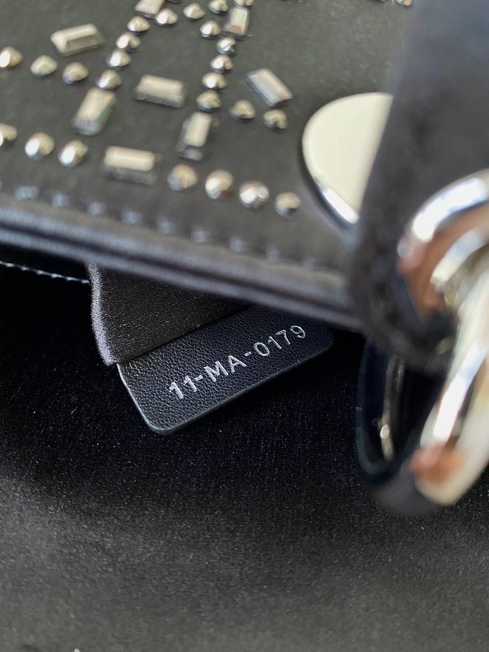 黑色🖤 𝗗𝗜𝗢𝗥 𝗟𝗮𝗱𝘆三格，真丝缎面钻 全面升级，终极版本！ 进口丝绸 施华洛世奇贴钻 特别是在暗光的地方 一闪一闪 自带灯光效果真的美翻 名媛气质优雅惊艳集于一体的宠儿 😍✨ size：17×15×7cm