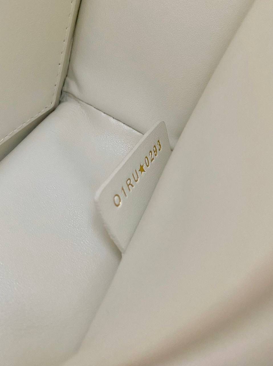 🈶白色 𝐌𝐢𝐬𝐬 𝐃𝐢𝐨𝐫腋下包 哇！实物是超预期的 从五金到皮质都非常奢华，很好看 牛皮的材质有型又耐久， 立体的字母手感彰显个性！ 空间，日常通勤或约会都很不错哦 大小刚好，腋下背气质又时髦 22×11×6cm #3410m