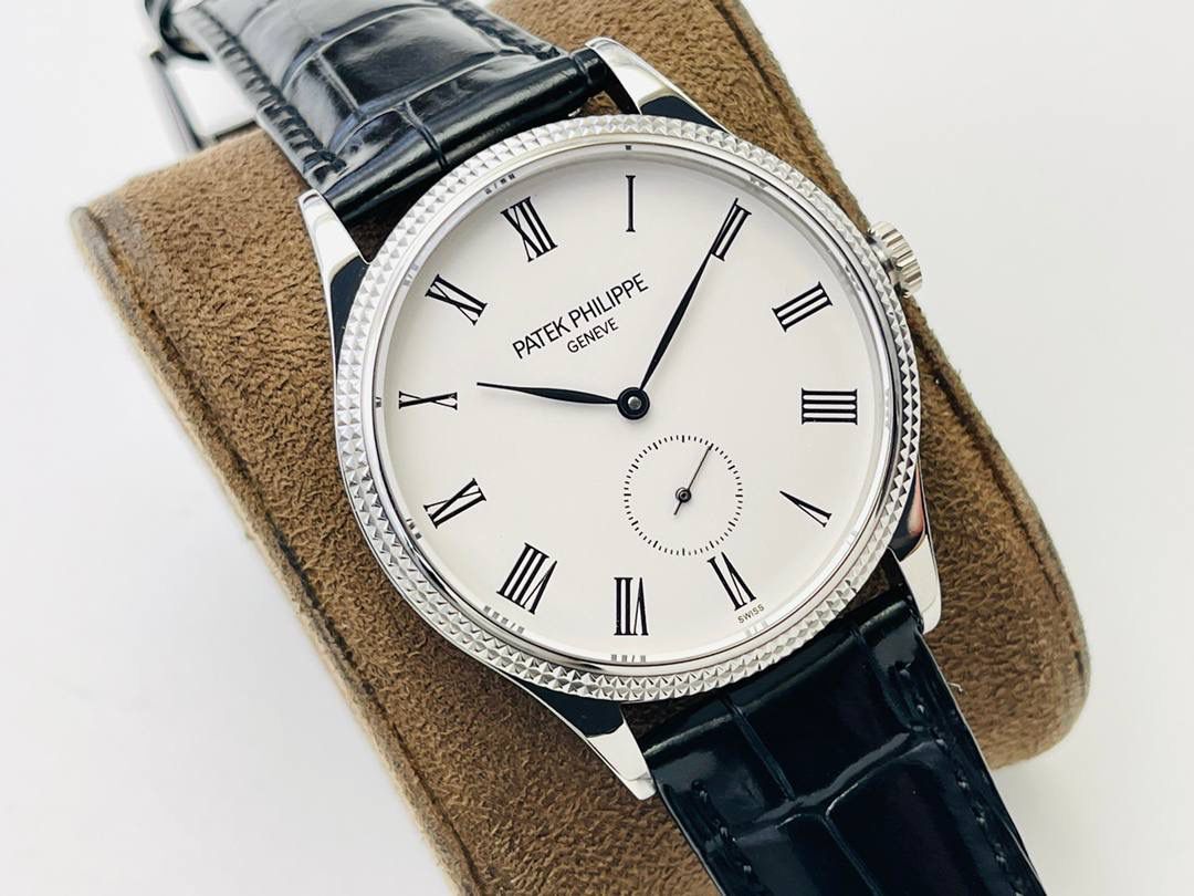 百达.翡丽-古典表系列——3919腕表震撼登场。🤩😍完美还原表中王者的独特质感和简约格调！细节升级如下： 1⃣️腕表尺寸39MM，尺寸数据完美吻合正品，佩戴轻便，还原正品体验。 2⃣️玻璃采用与原装一致的锅盖型穹顶玻璃，特镀有双层抗眩晕增透镀膜。 3⃣️表盘标识和指针的边沿全部采用手工润饰倒角，之后再采用镀铑工艺处理，确保光泽度和质感不亚于原装。 4⃣️机芯采用30-255 PS机芯机械！ 5⃣️表带经典意大利小牛皮表带，做工精致，包边细腻，尽显大牌风范，搭配原厂针扣。