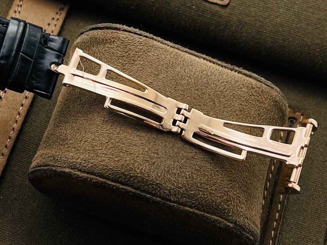 市场V4最高版本 爱.彼皇家橡树15400满天星系列腕表！ 1⃣️搭载进口9015机芯机械改装Cal.3120机芯，走时精准！ 2⃣️直径41MM！厚度9.8MM！ 3⃣️全表采用高亮度钻镶嵌，技艺精湛，不掉钻！ 4⃣️采用圈口可拆卸结构，市场大部分版本圈口不能拆卸！ 5⃣️316L全钢精磨工艺，质感更好！ 6⃣️全钻表盘，搭载高端指针！