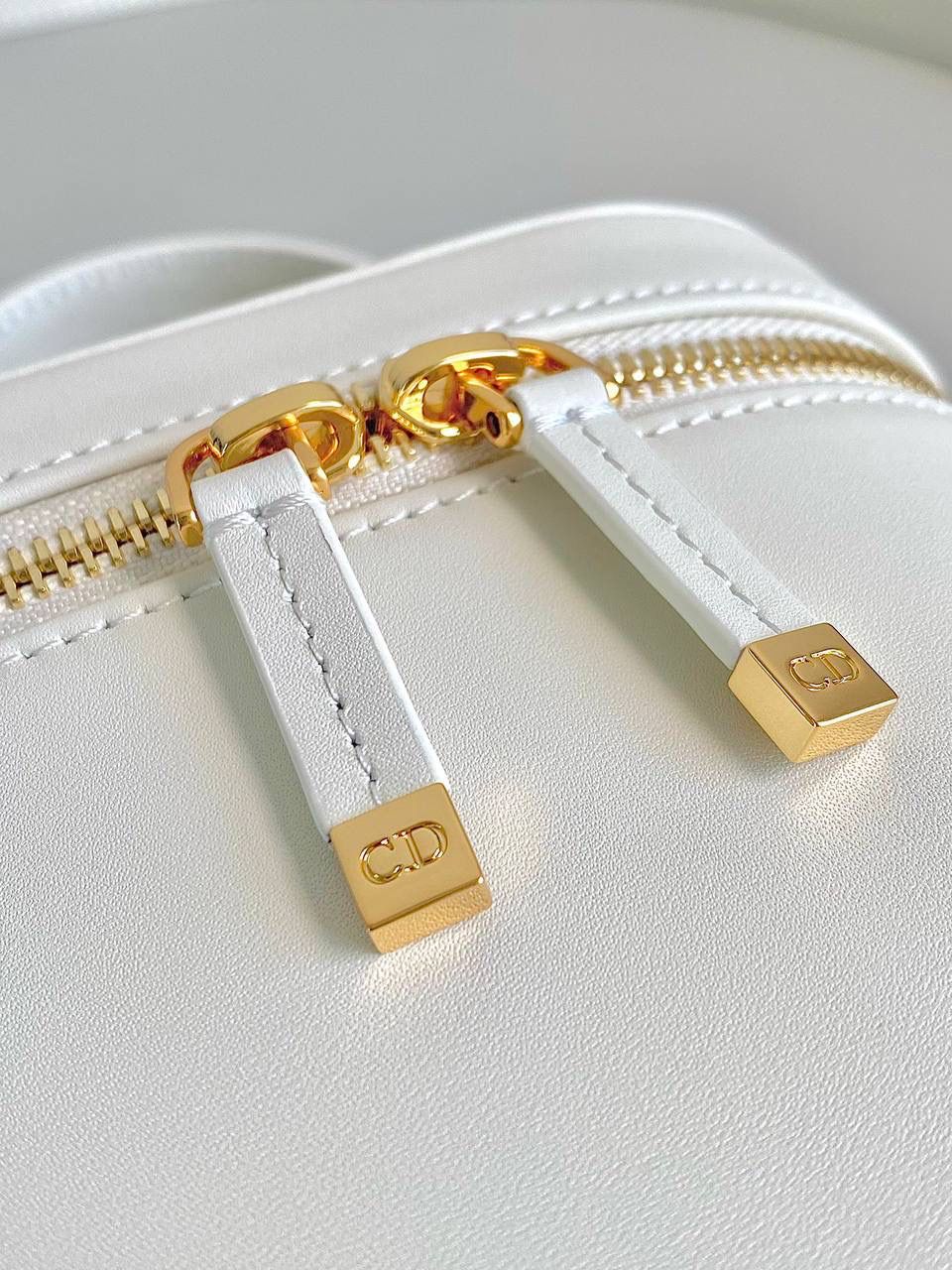 🈶白色小号 𝗗𝗜𝗢𝗥 𝗦𝗶𝗴𝗻𝗮𝘁𝘂𝗿𝗲 𝗩𝗮𝗻𝗶𝘁𝘆 化妆盒 全新系列一出直接萌翻天，很难不火 通常在金属包扣或链条装饰的CD字母 这次当了回主角，直接放大像极了猪鼻子 压印浮雕质感和字母的立体弧度，好高级 成了包身上一眼就能看到的重点元素 手提手柄系个小丝巾，简直不要太可爱 拆卸可调节肩带日常随意搭配出街 小巧不臃肿，都去冲 16×11×9.5cm，#8101m