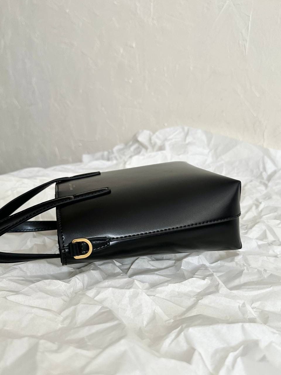 ys1 mini tote平纹🖤 这只包在mini包中一定有它的一席之地 第一，它包身够小够可爱 第二，它容量够大够能装 第三，它鳄鱼纹压纹够抗造 就冲这三点，几乎没有哪个小可爱能打得过它 小手提➕可拆卸肩带的设计在实背性上也更出挑 没有槽点的小可爱，我超爱！！ 必须zp开发的啦，相似度看对比图！ 质量就请放心的交给我们哈！ 平纹：18×17×8cm773995m