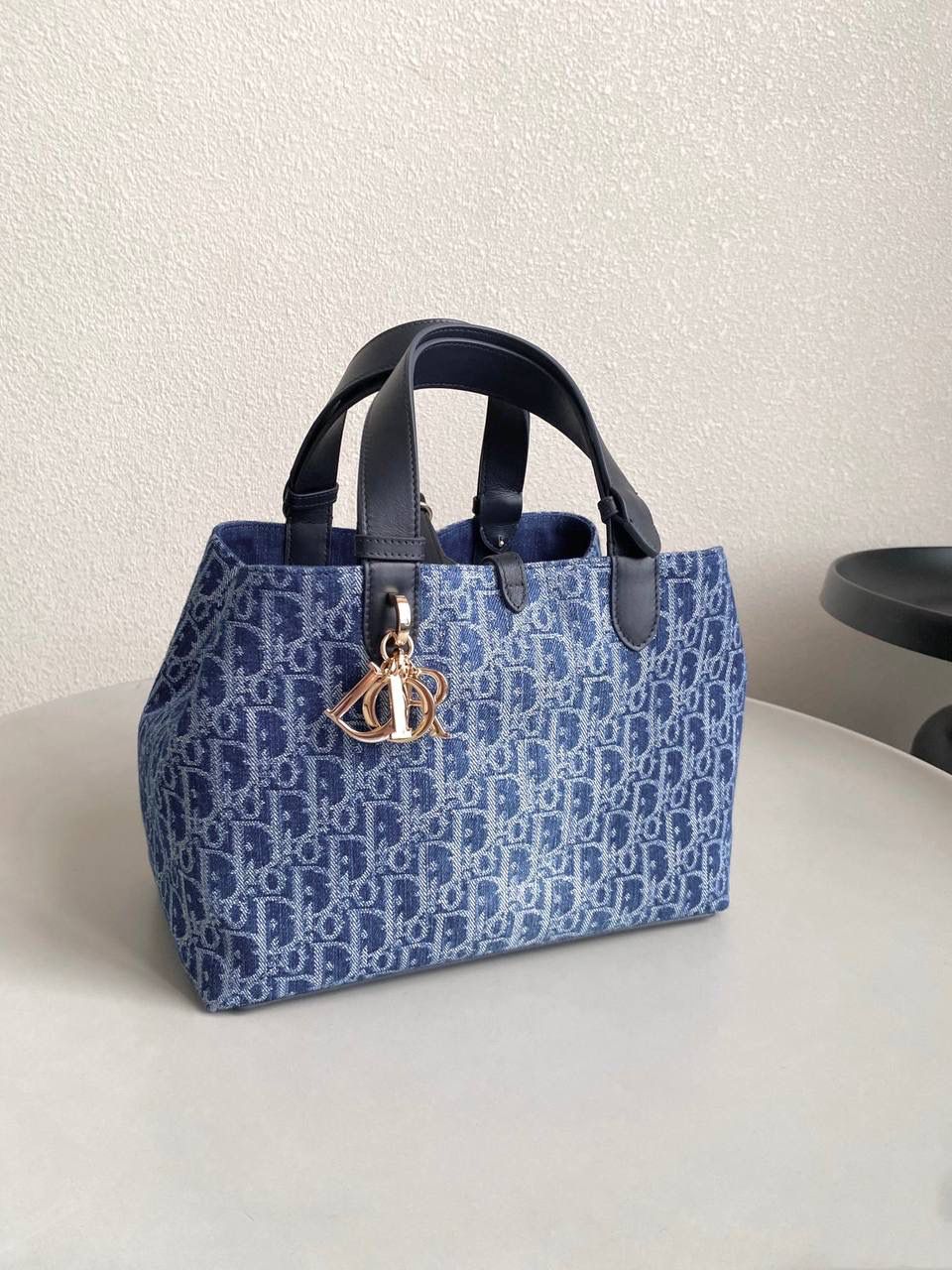 🈶牛仔蓝 𝗗𝗜𝗢𝗥 𝗧𝗼𝘂𝗷𝗼𝘂𝗿𝘀24石洗丹宁 这期的牛仔系列真的超爱！ 它的热度不亚于任何一只经典款 深蓝色丹宁➕经典的Oblique印花， 不规则石洗效果，渐变感特别且帅气 牛仔很百搭也没有什么季节性，所以这系列是既特别又经典 不怕过时 姐妹们可以放心冲！🔥🔥 尺寸：28.5×19×21.5 #M1292m