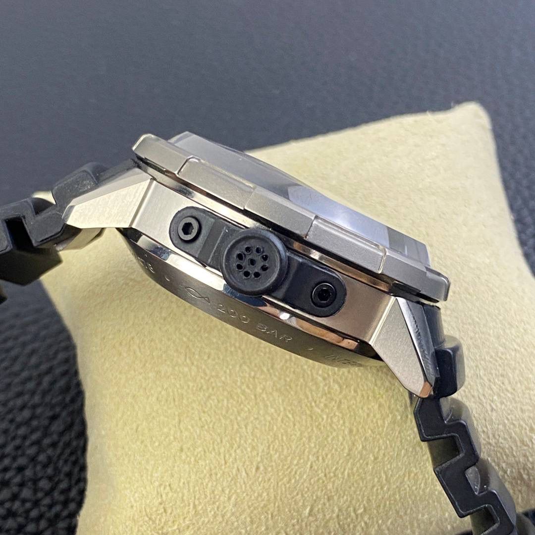 最新款上即将来袭，海洋王者不止水鬼，深海之星万国海洋时计2000自动腕表——只为男人制表！ 专为潜水员及潜水爱好者打造顶级潜水仪器，即使是对于极端的水下作业也不在话下，表壳直径46mm，以钛金属打造。腕表采用一枚造型精美的穹形蓝宝石水晶玻璃表镜，富有机械感的齿轮形表冠，黑色橡胶表带！机芯采用亚洲超级稳定的Aisa2824全自动机芯，3点简洁的日历窗口，表底深海潜水员的经典潜水头盔，一款适合生活悠闲及夏天潜水游泳的最佳选择🔥