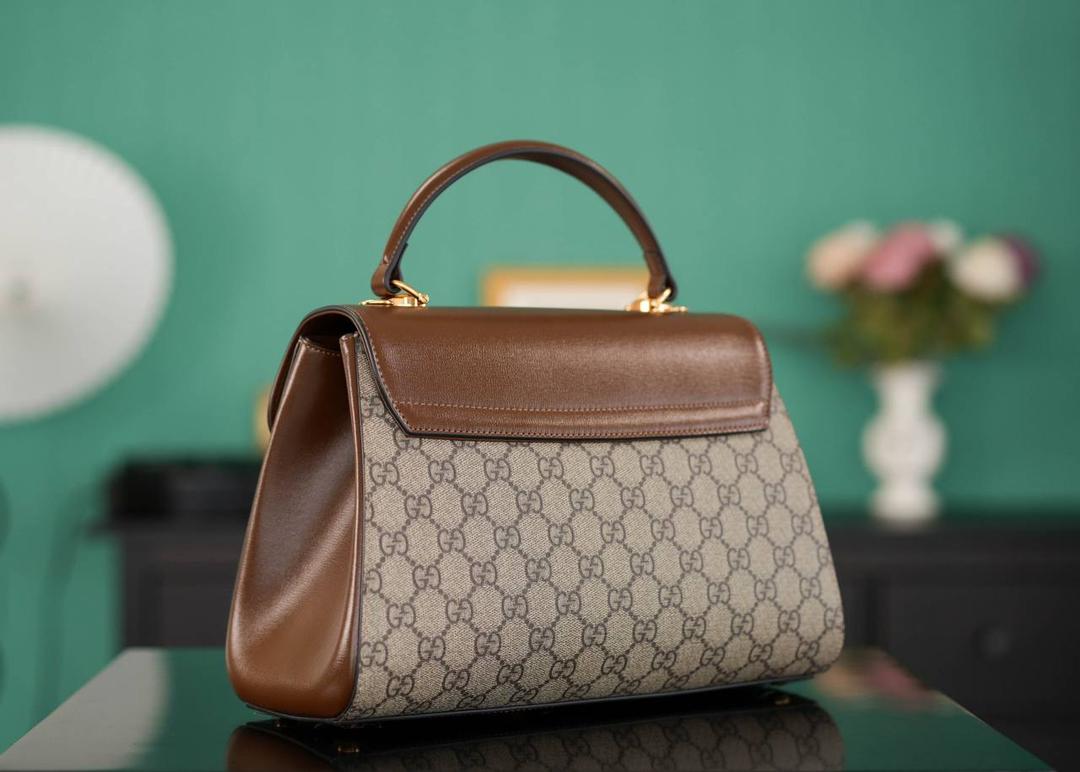 🥯GG Horsebit 1955系列中号手袋 棕色29cm 正品售价,500 𝑯𝒐𝒓𝒔𝒆𝒃𝒊𝒕系列的浓郁复古气息， 继续采用1955经典棕色原厂皮，除了包身的手提设计，另外配有两个不同风格的肩带，三种不同背法，圆润的包型非常适合亚洲女性，继马鞍包之后的又一个大爆款~ 官方款号 702049 尺寸：29x20x13cm