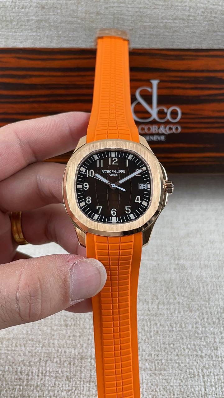 🌐百达翡丽AQUANAUT系列5167R-001腕表，红金表壳搭配橙色天然橡胶表带，深棕色表盘，搭载Cal.324 S C型自动机械机芯（编码26-330），40毫米。🌐