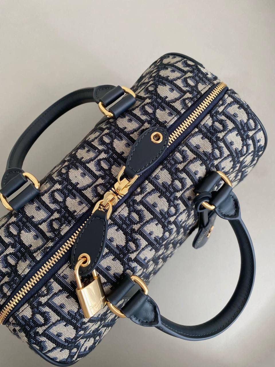 🈶老花蓝 𝗗𝗜𝗢𝗥 𝐠𝐫𝐨𝐨𝐯𝐞手袋·25 枕头包大家都知道 唯一的缺点就是能装 抗造hhh～ 最近最火热度最高的一定是𝙳𝚒𝚘𝚛 𝚐𝚛𝚘𝚘𝚟𝚎 当之无愧了吧！ mini小巧可爱， 最火爆 小号实用性强，推荐五颗⭐ 中号率性酷飒，适合165cm以上的妹子 日常出门容量绰绰有余 25 x 19 x 15cm #7023m